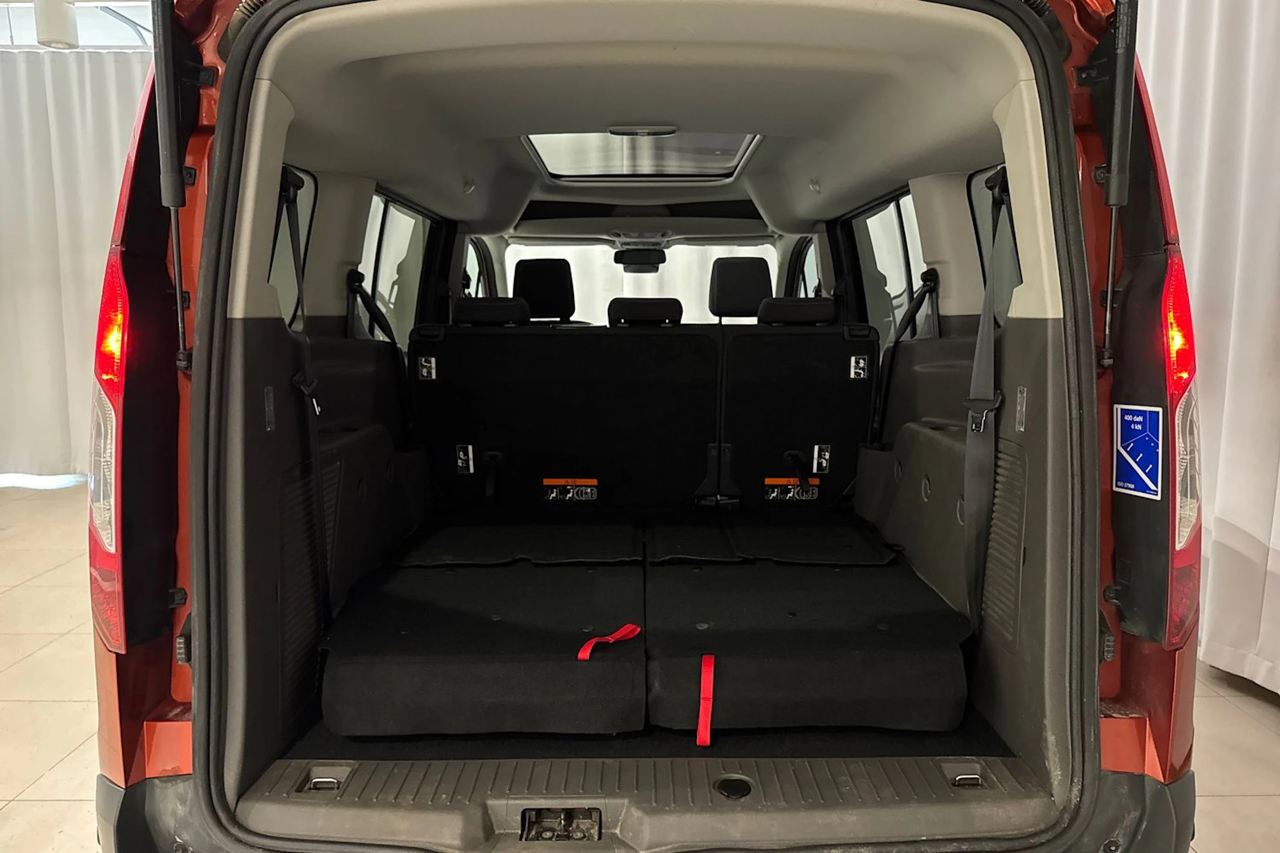 punainen Ford Grand Tourneo Connect 2021 kuva 13.