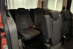punainen Ford Grand Tourneo Connect 2021 kuva 15.