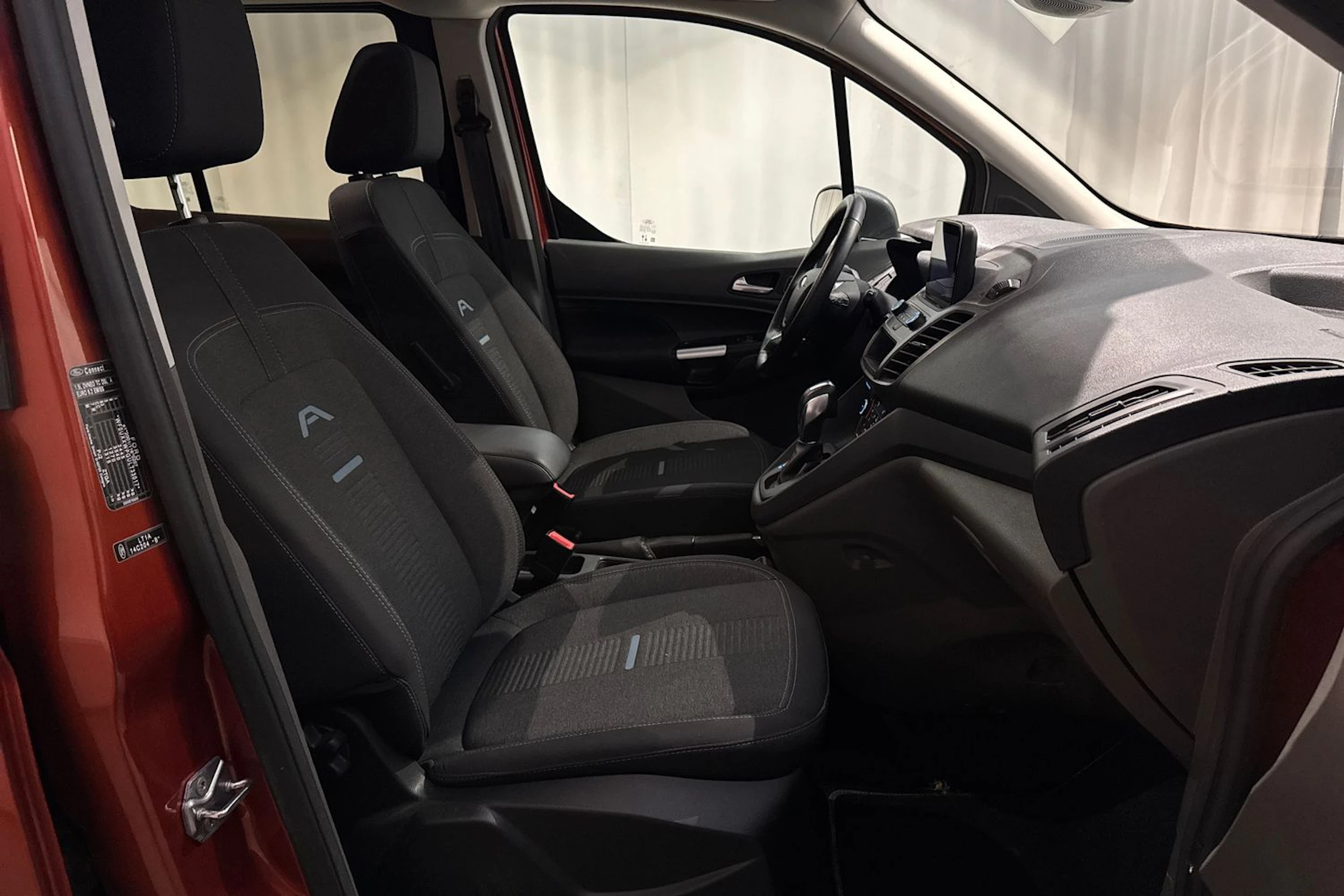 punainen Ford Grand Tourneo Connect 2021 kuva 16.
