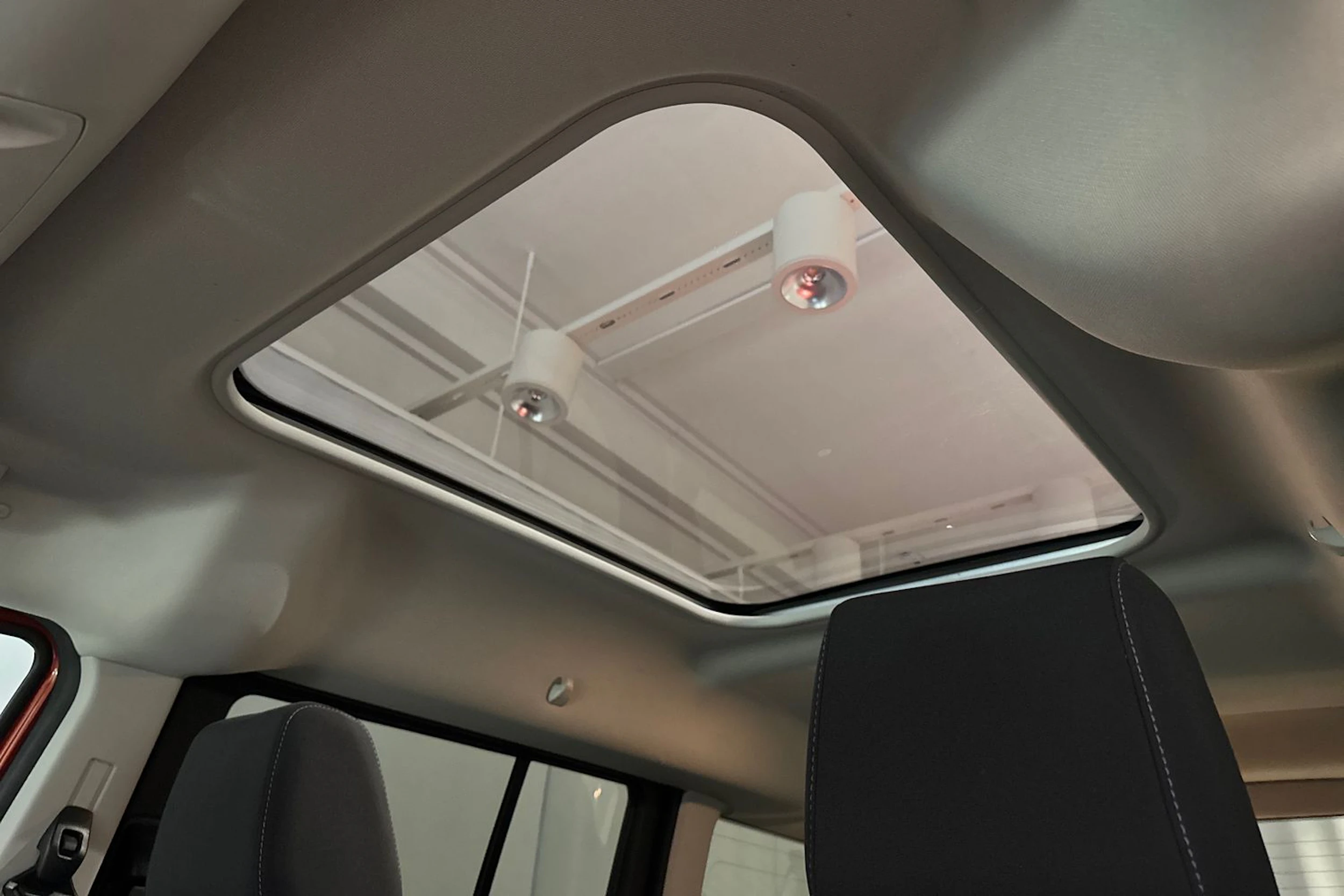 punainen Ford Grand Tourneo Connect 2021 kuva 17.