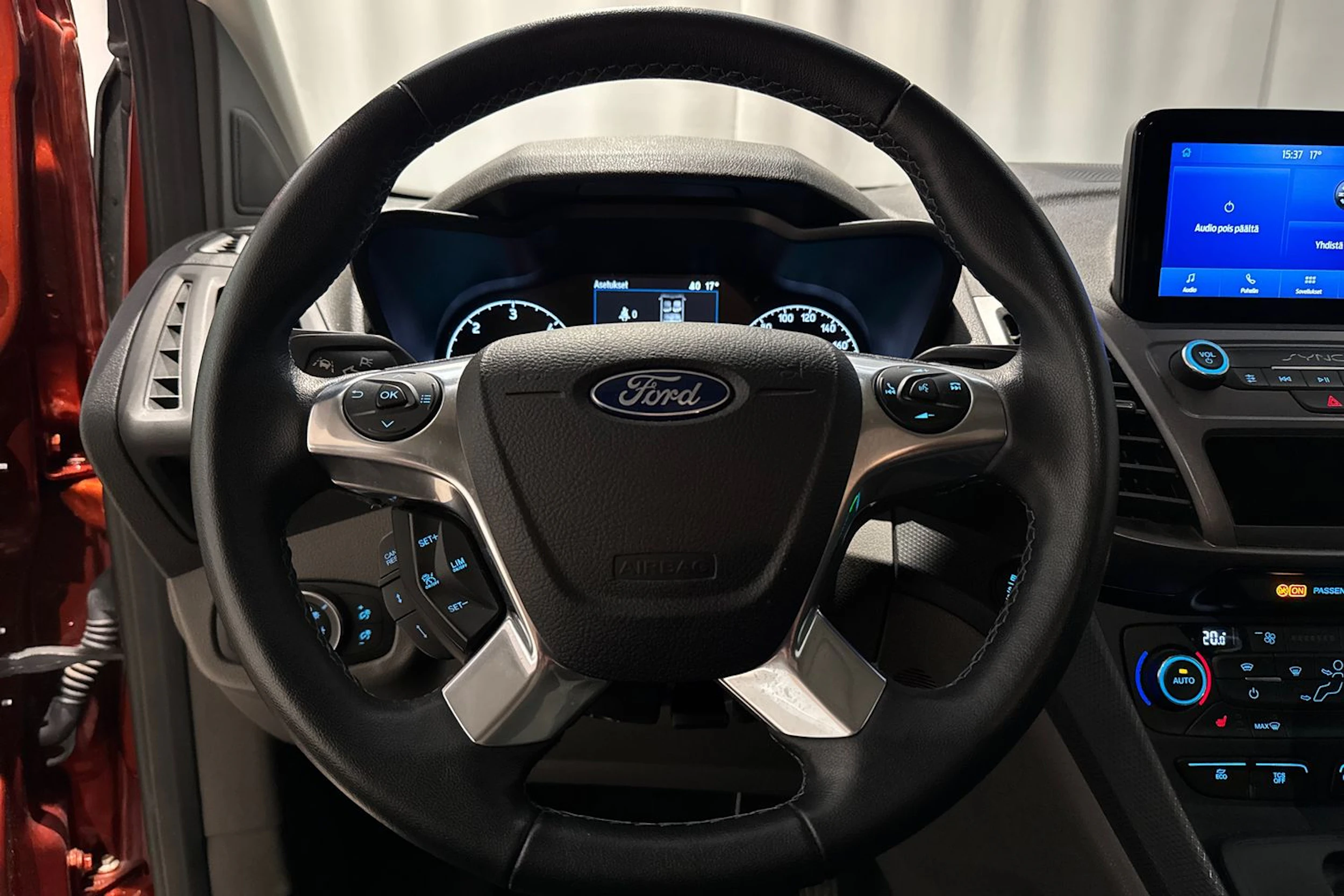 punainen Ford Grand Tourneo Connect 2021 kuva 18.