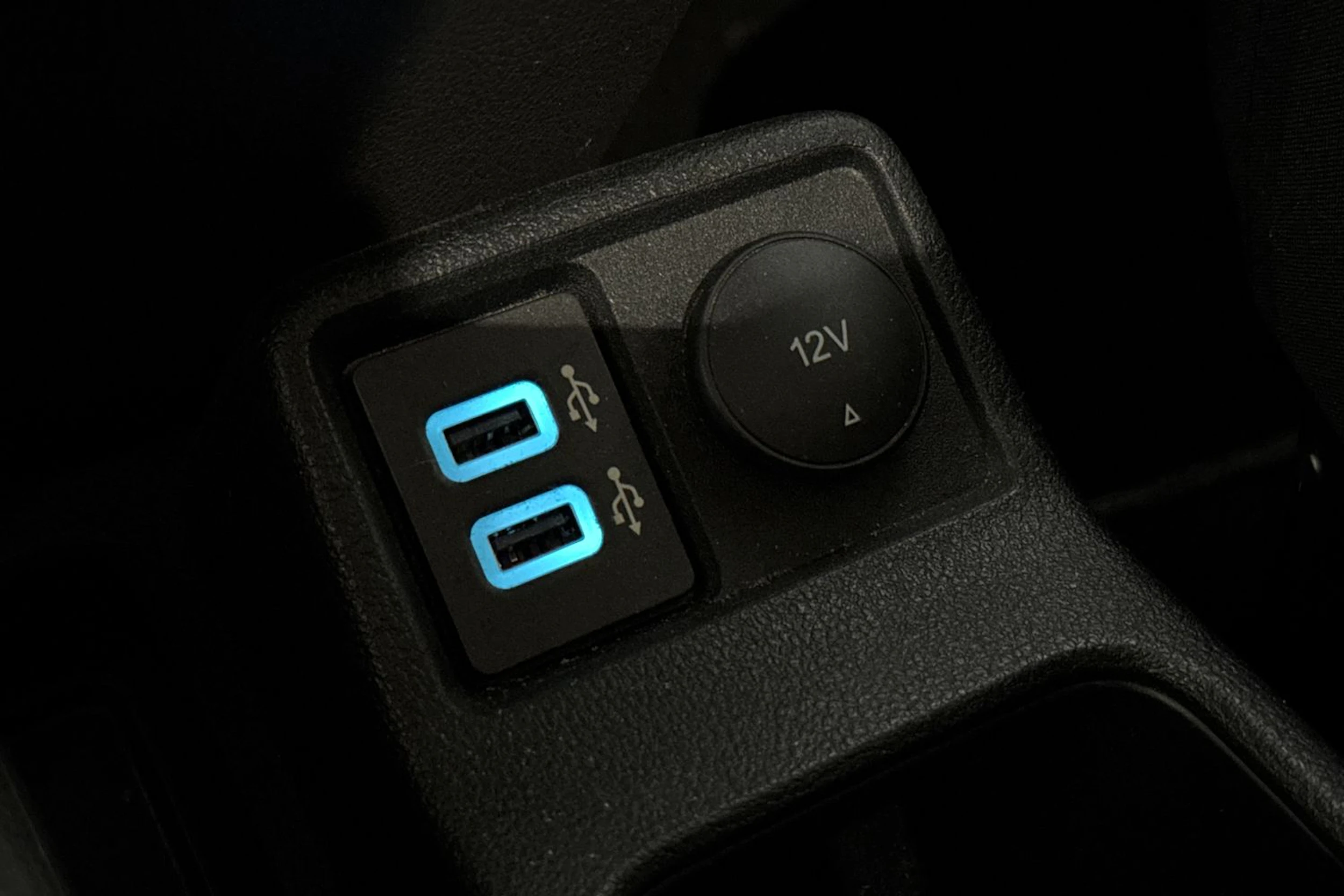 punainen Ford Grand Tourneo Connect 2021 kuva 28.