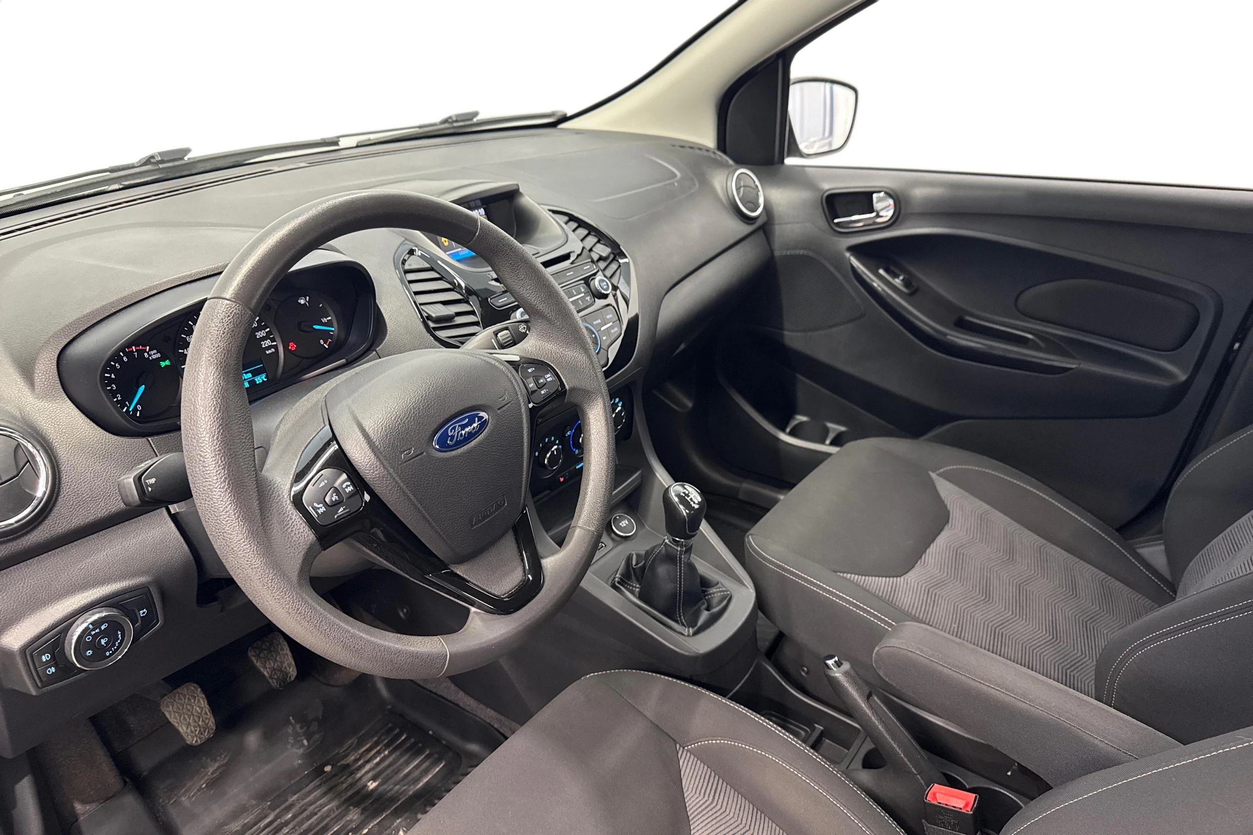 musta Ford KA+ 2017 kuva 6.