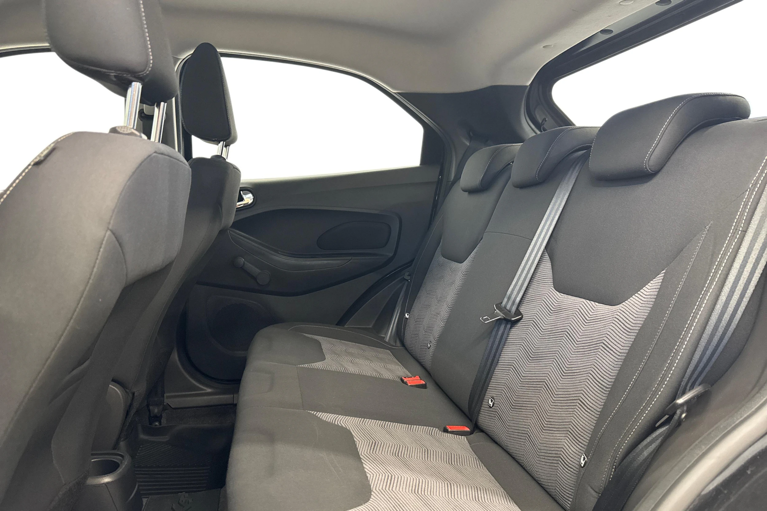 musta Ford KA+ 2017 kuva 8.