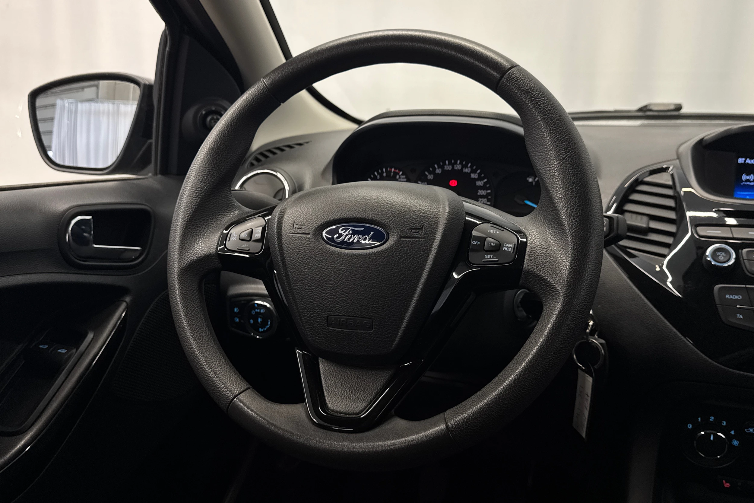 musta Ford KA+ 2017 kuva 11.