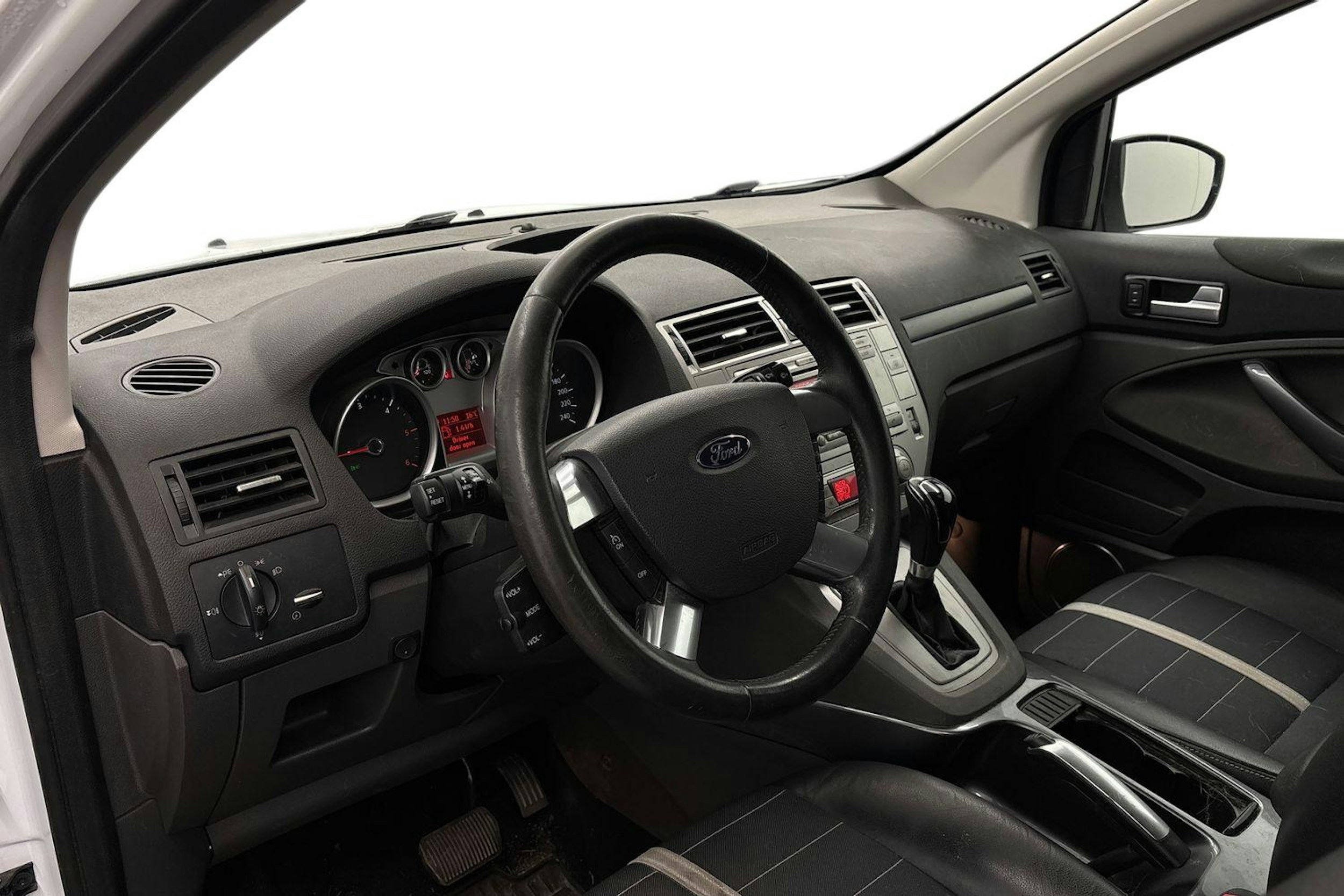 Valkoinen Ford Kuga 2010 kuva 6.