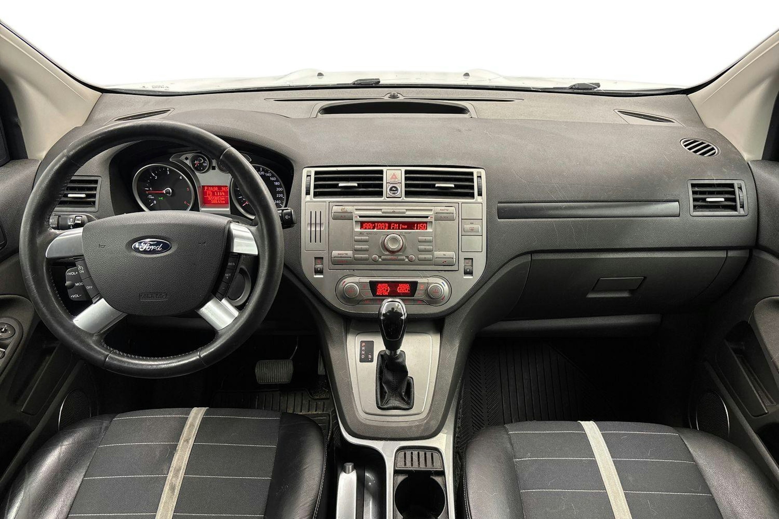 Valkoinen Ford Kuga 2010 kuva 7.