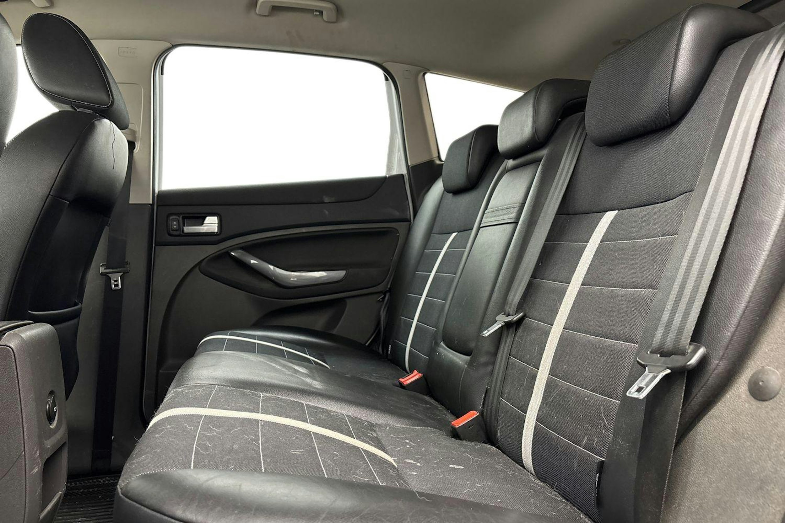 Valkoinen Ford Kuga 2010 kuva 8.