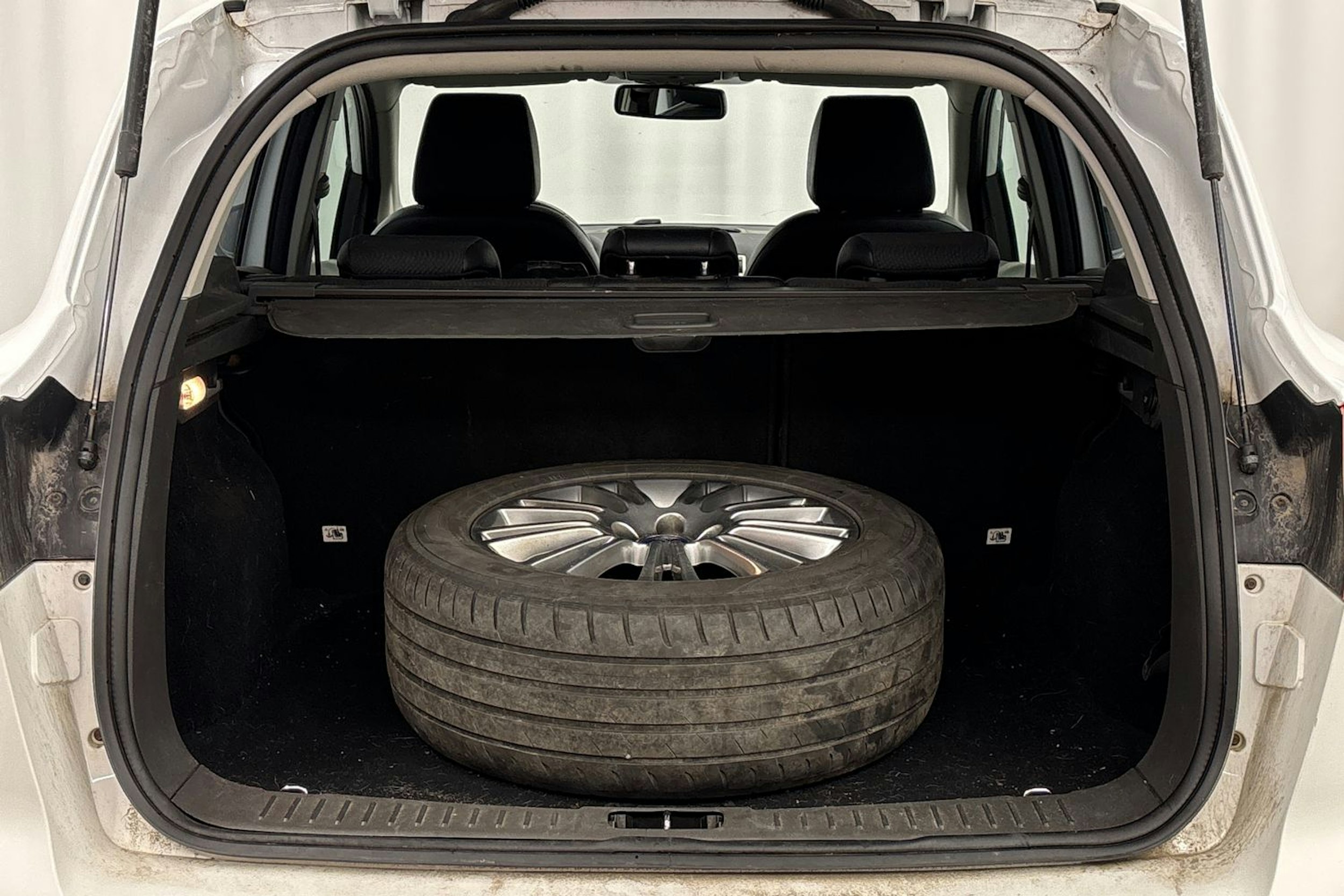 Valkoinen Ford Kuga 2010 kuva 20.