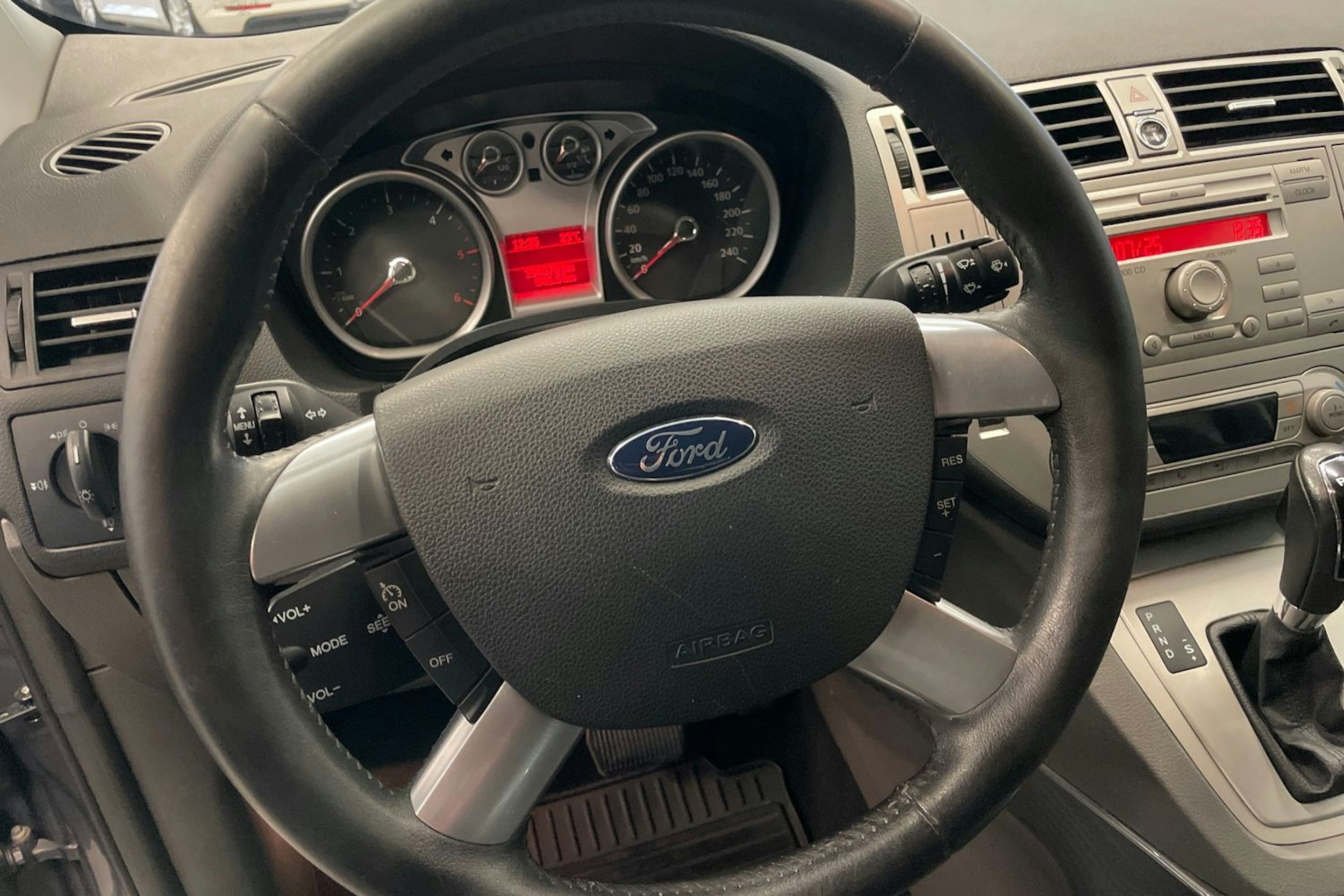 Sininen Ford Kuga 2011 kuva 16.