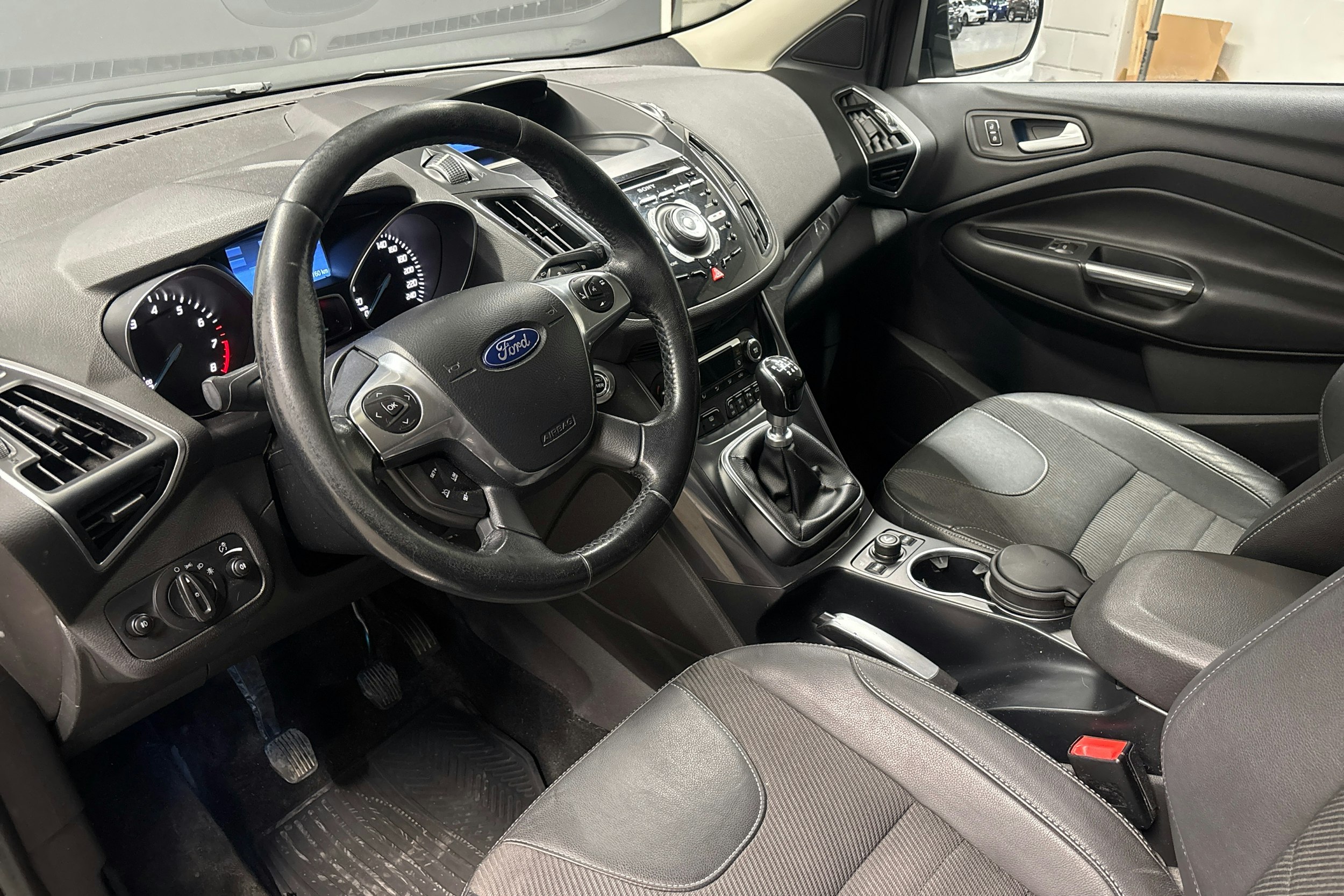 sininen Ford Kuga 2013 kuva 6.