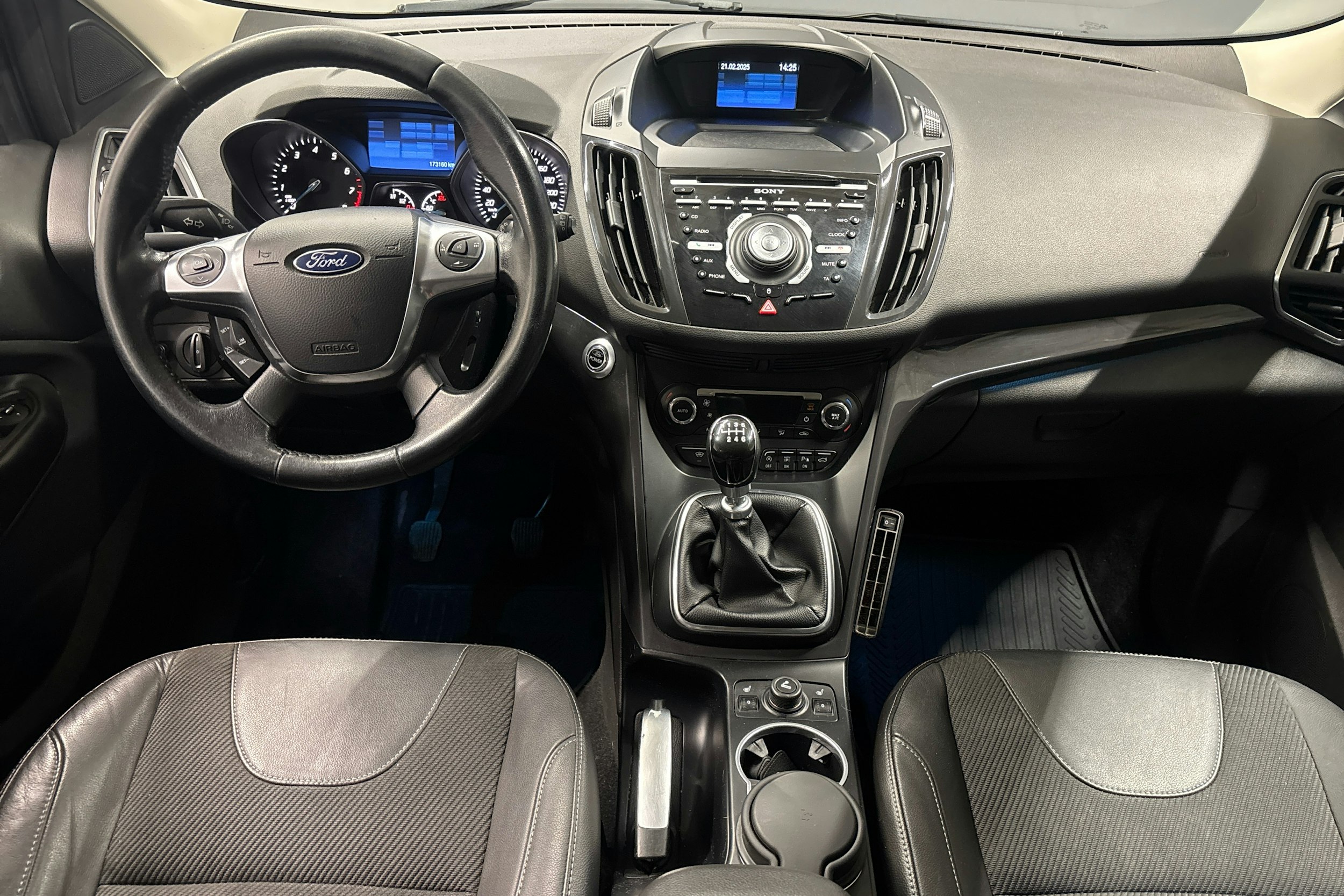 sininen Ford Kuga 2013 kuva 7.