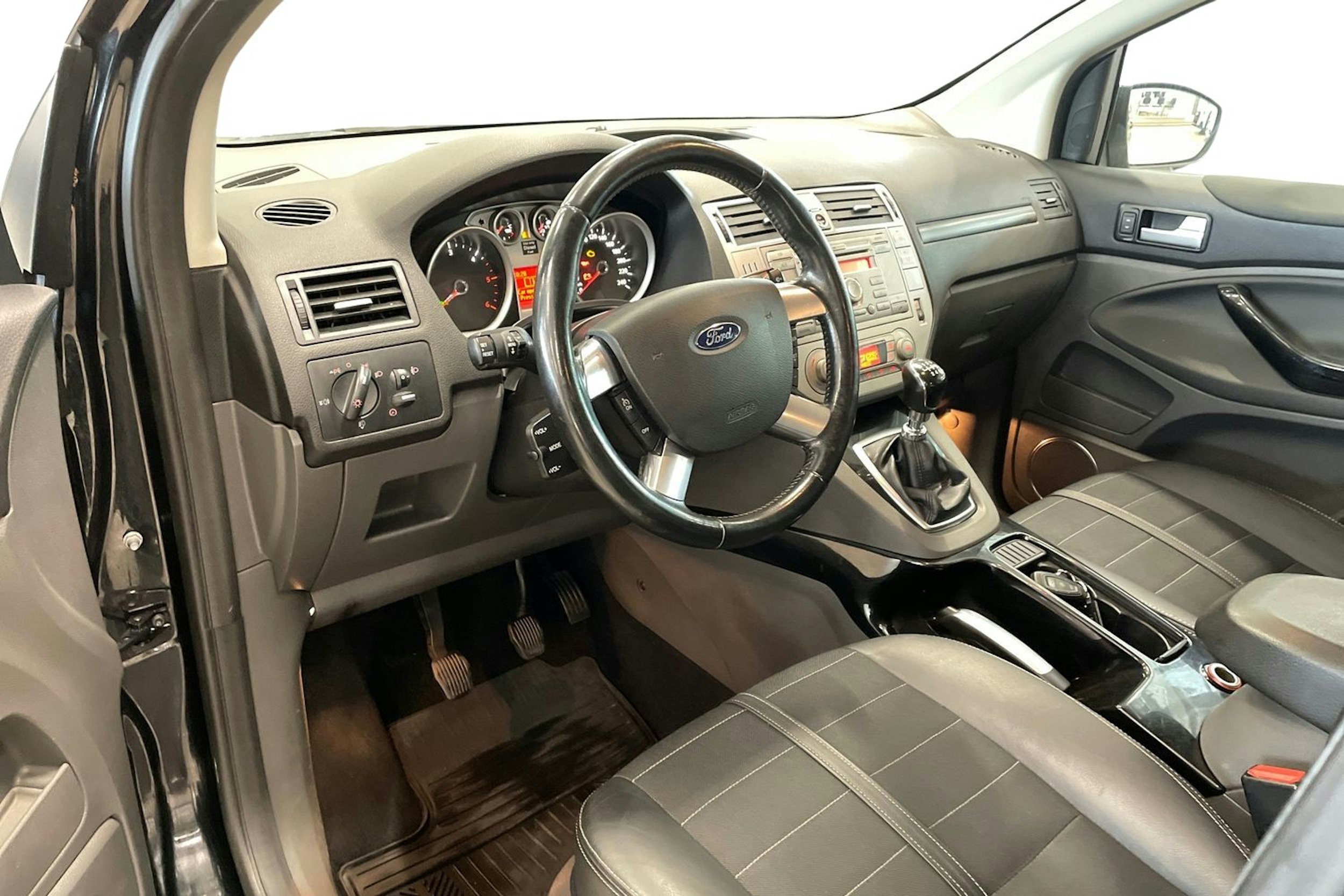 musta Ford Kuga 2013 kuva 7.