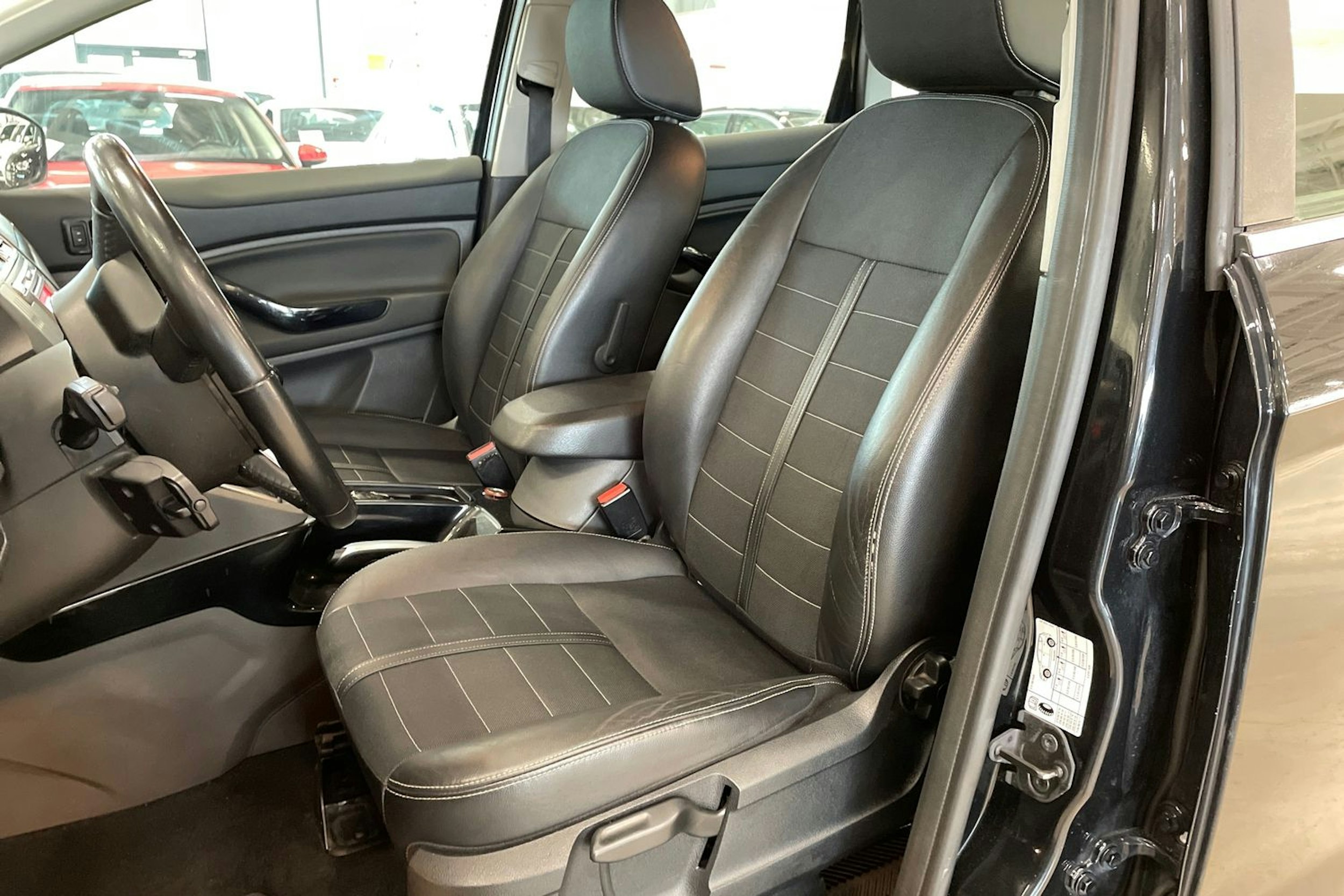 musta Ford Kuga 2013 kuva 14.