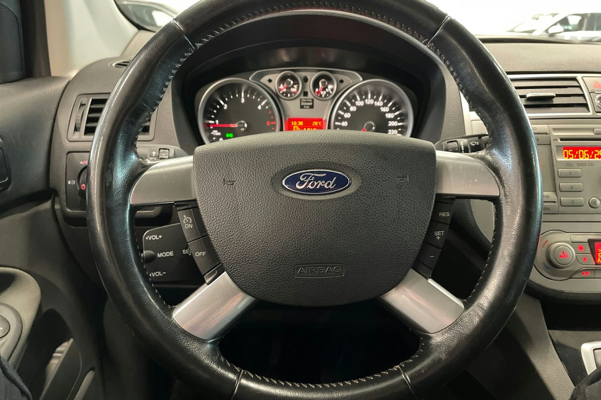 musta Ford Kuga 2013 kuva 15.