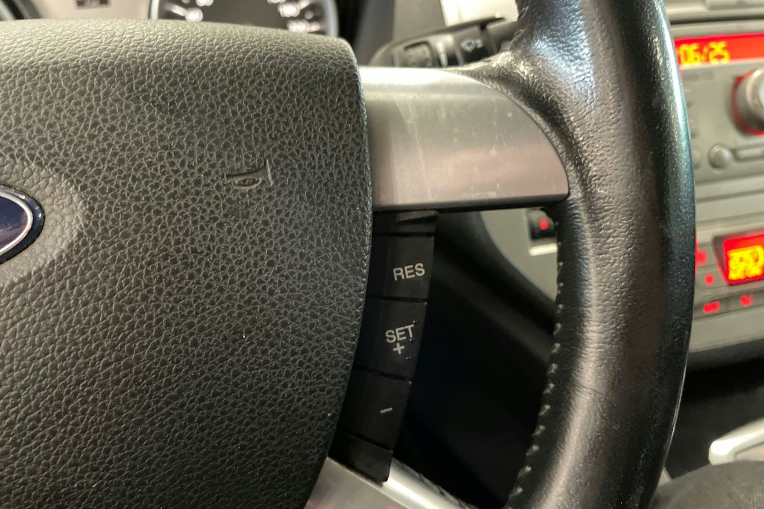 musta Ford Kuga 2013 kuva 16.
