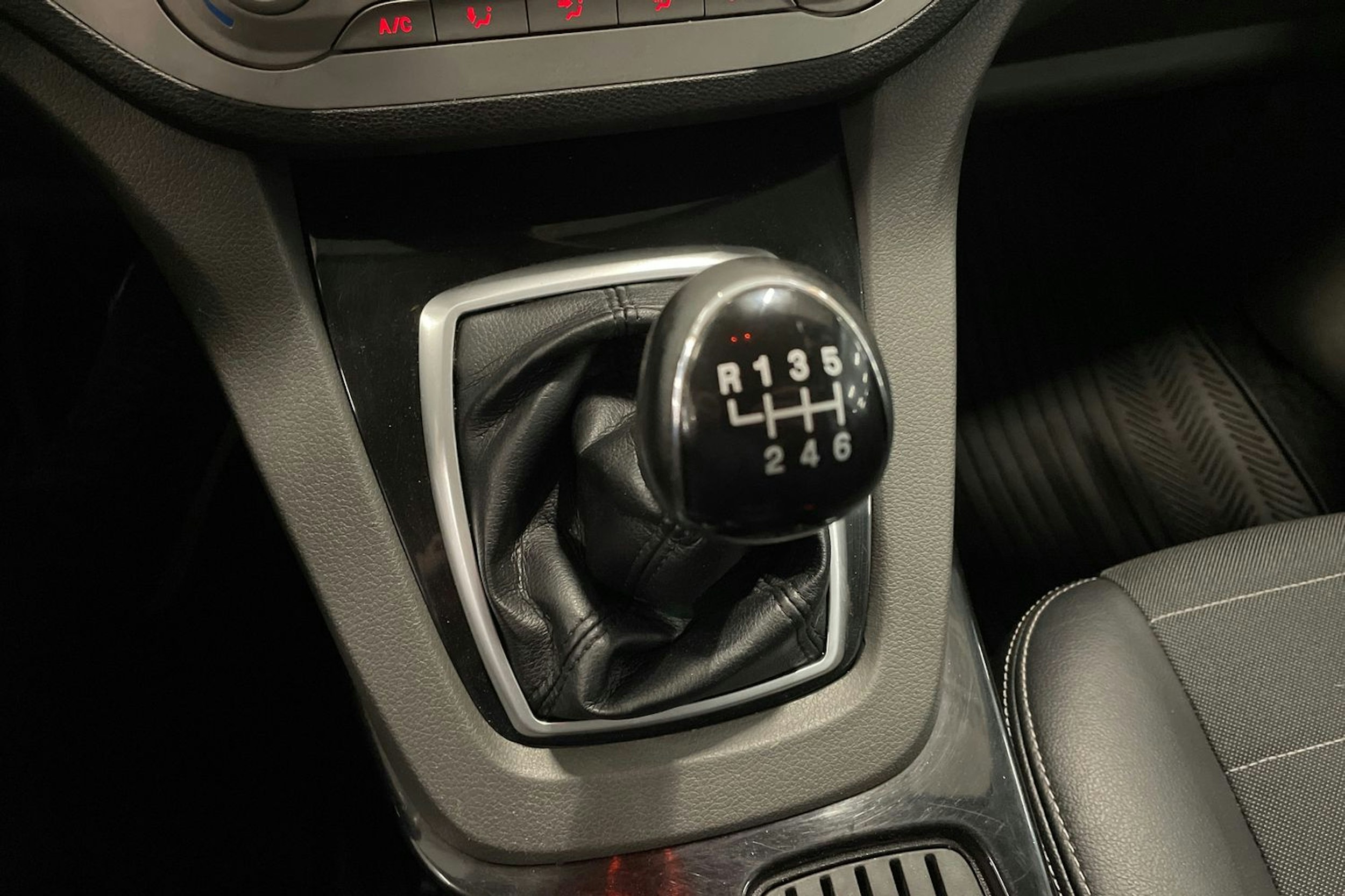 musta Ford Kuga 2013 kuva 22.