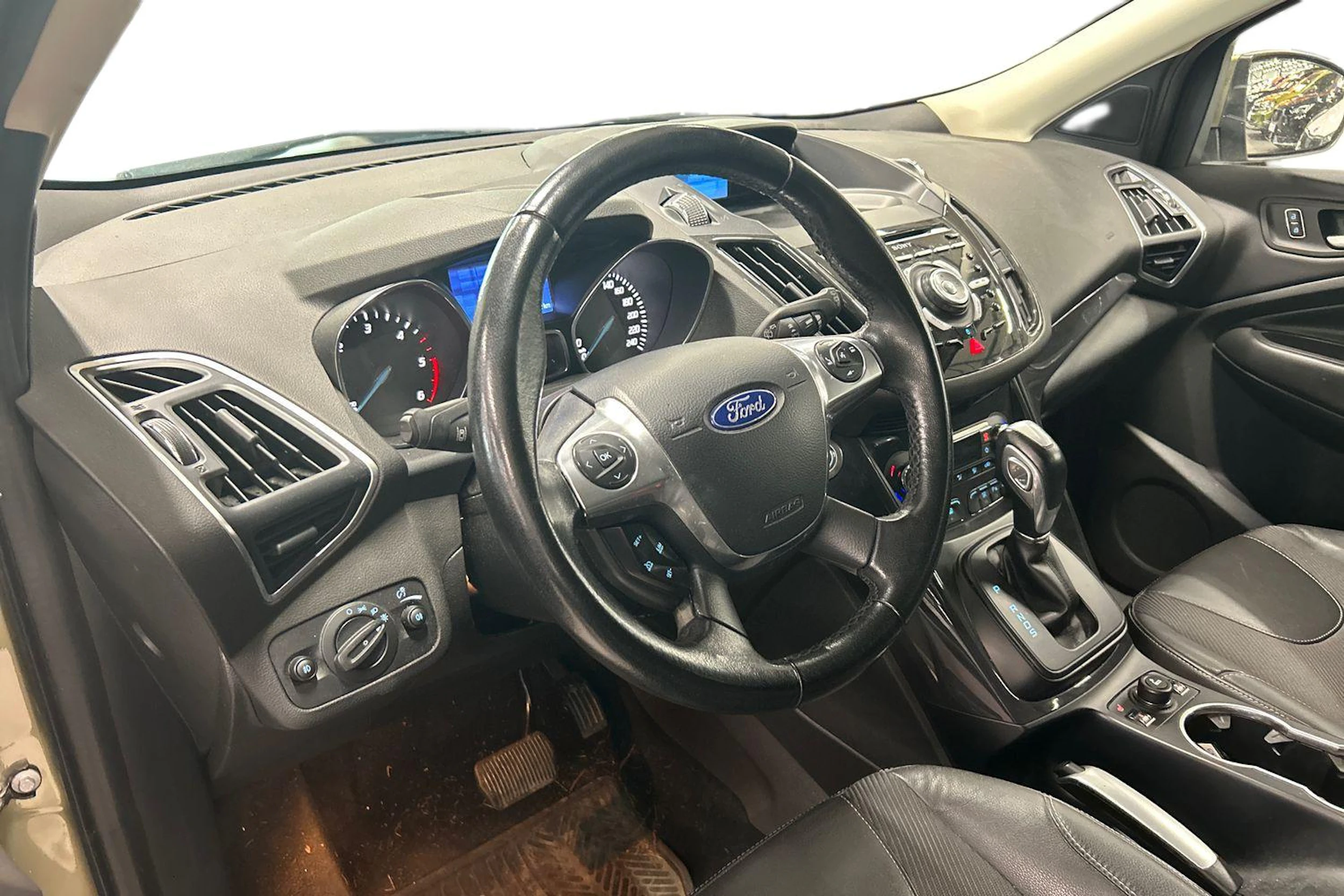 ruskea (beige) Ford Kuga 2013 kuva 3.