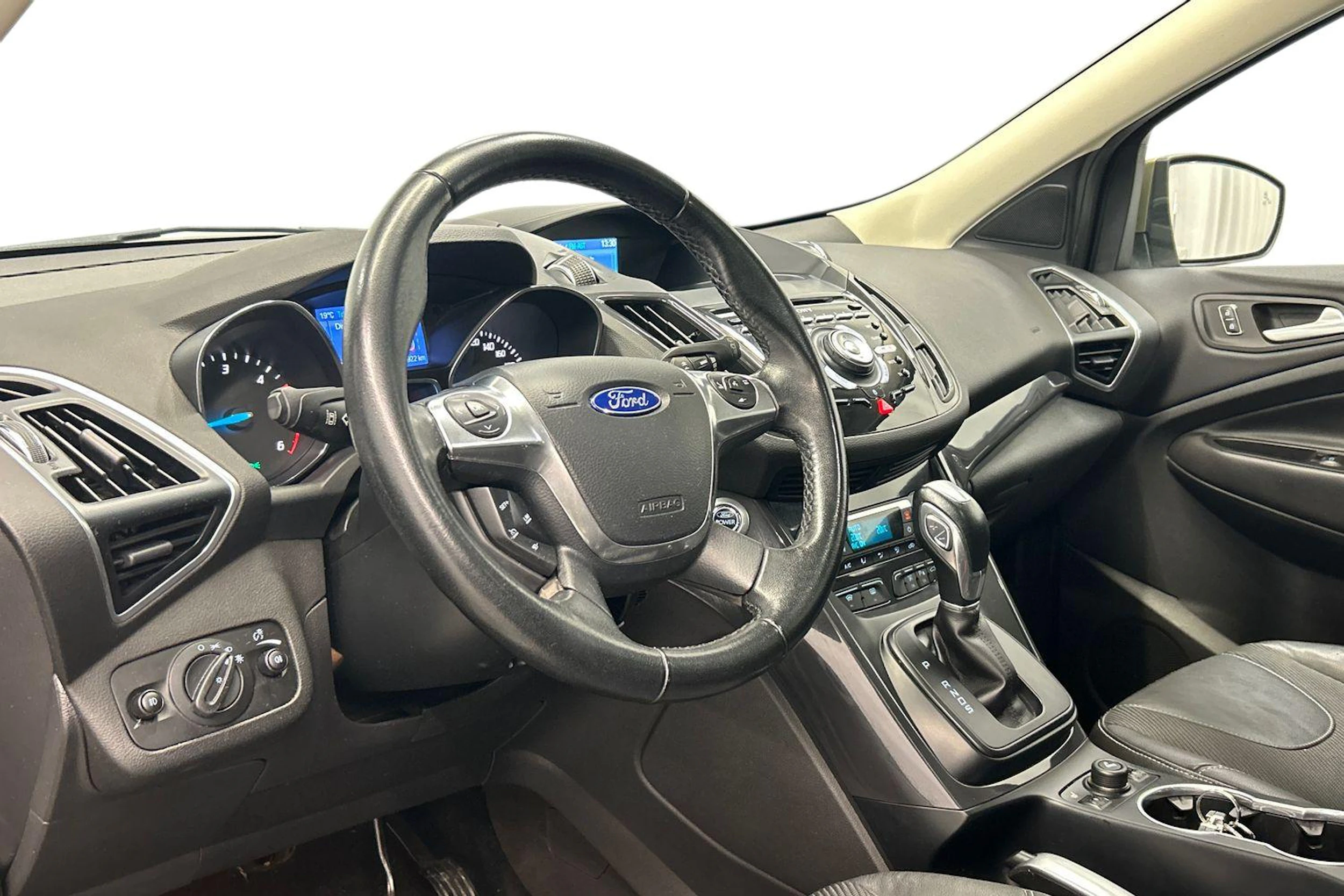 ruskea (beige) Ford Kuga 2013 kuva 6.