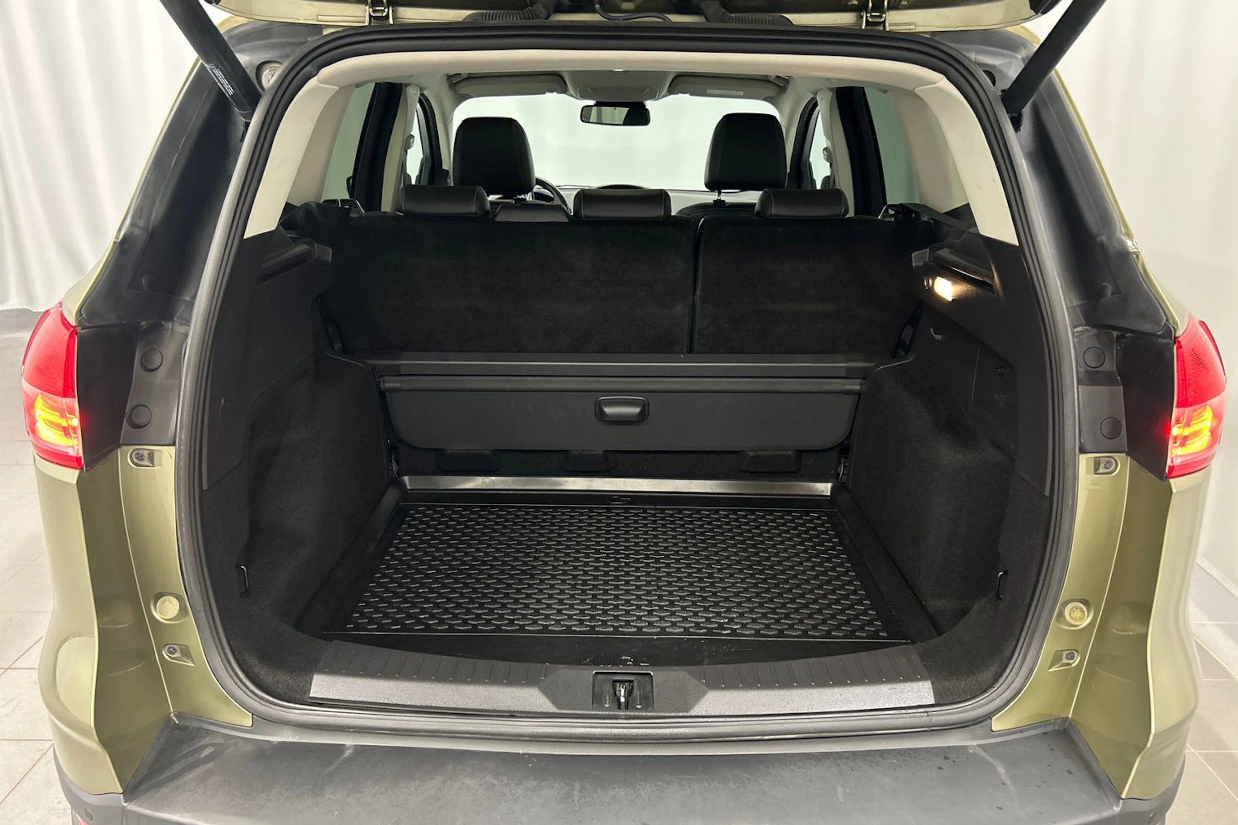 ruskea (beige) Ford Kuga 2013 kuva 12.