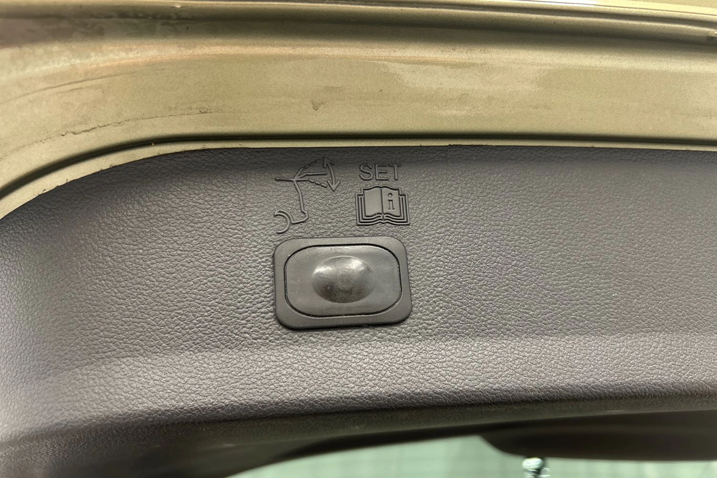 ruskea (beige) Ford Kuga 2013 kuva 14.