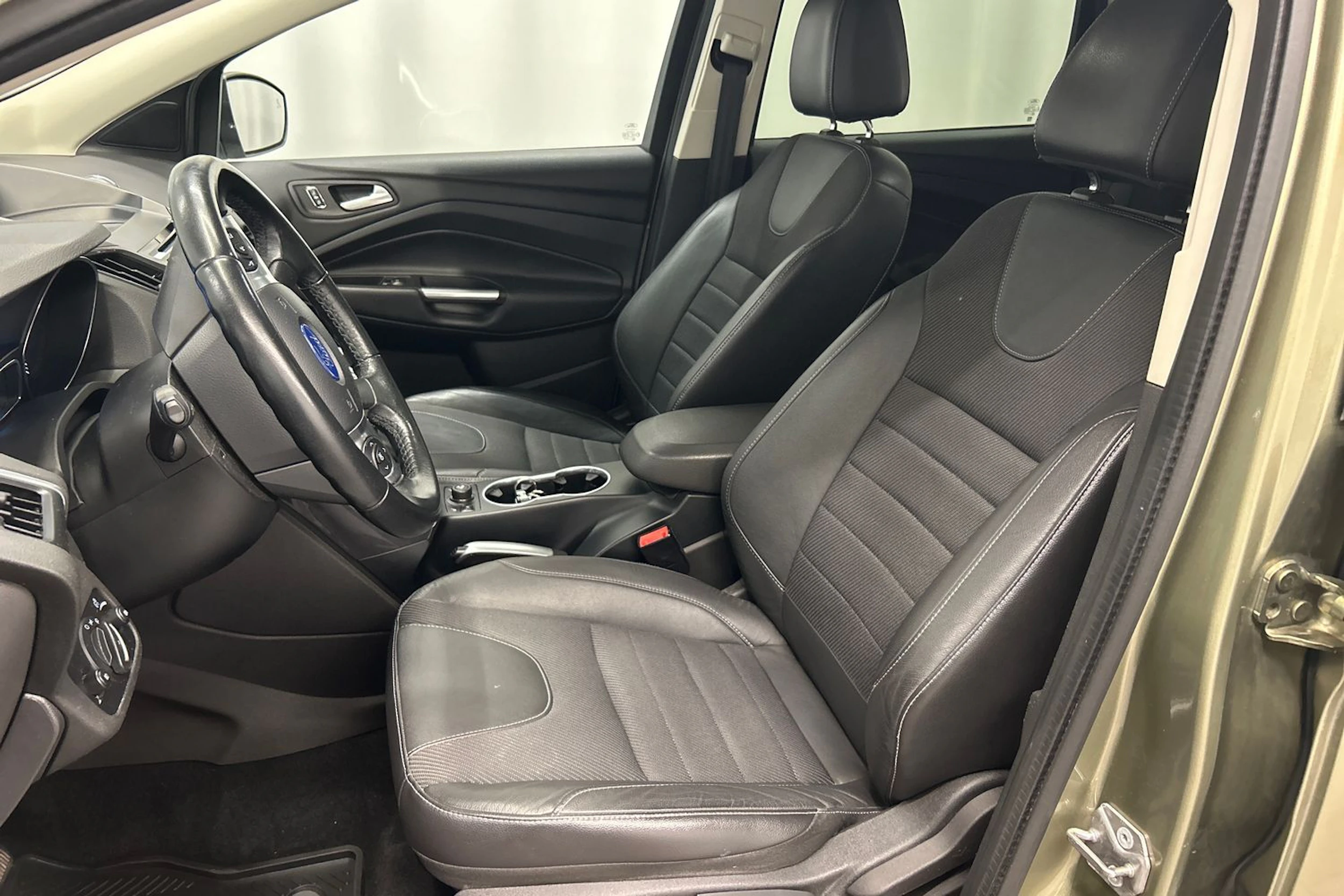 ruskea (beige) Ford Kuga 2013 kuva 15.