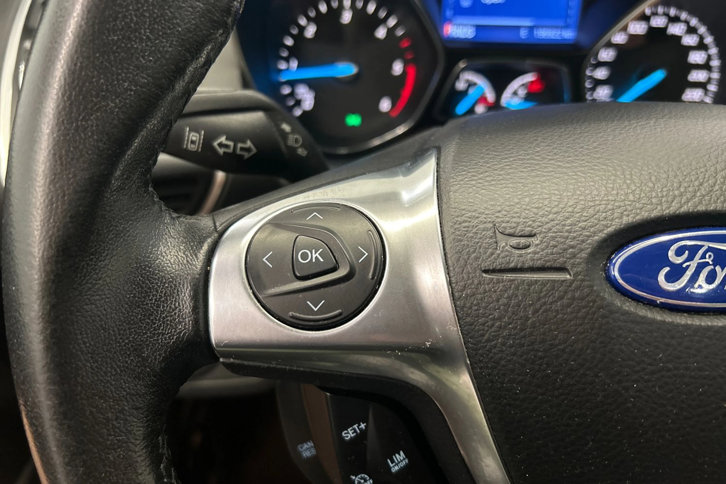 ruskea (beige) Ford Kuga 2013 kuva 18.