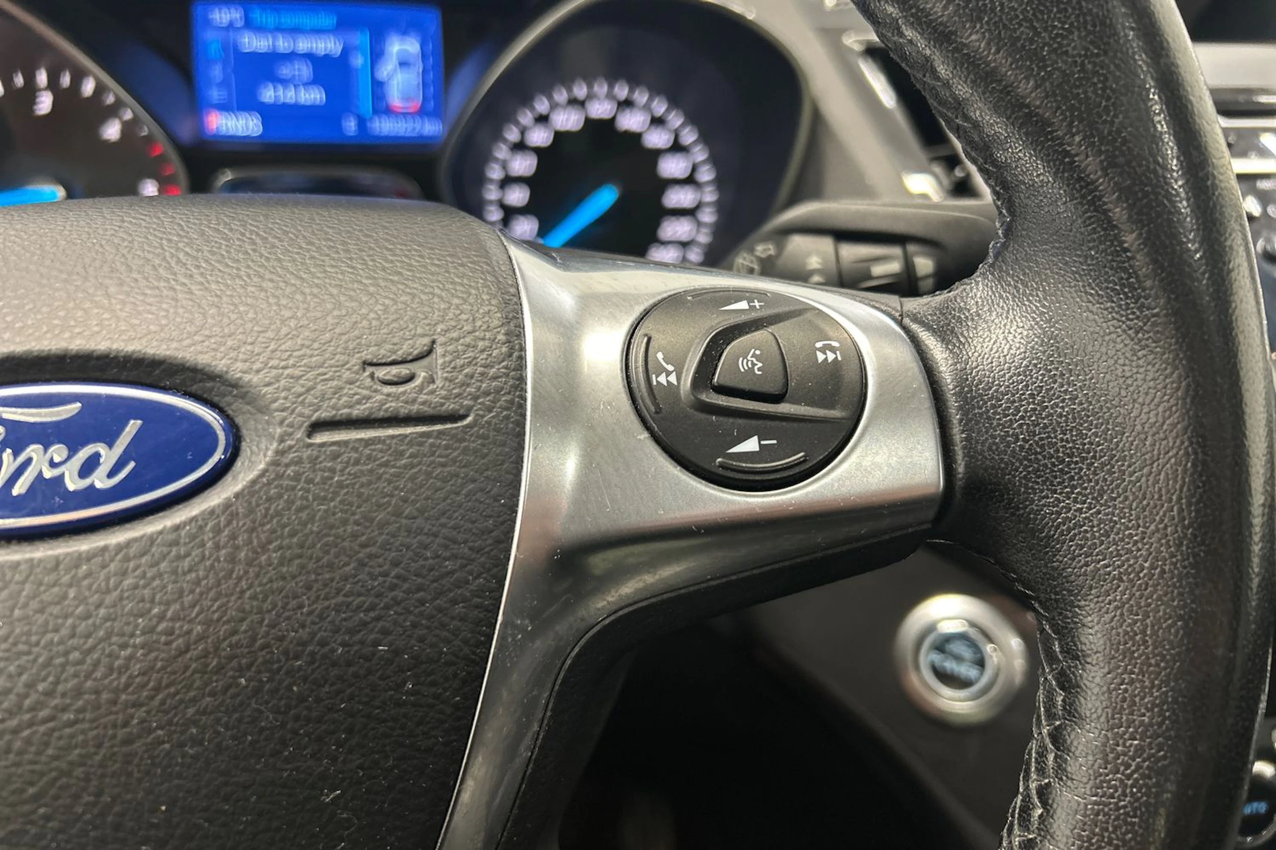 ruskea (beige) Ford Kuga 2013 kuva 19.
