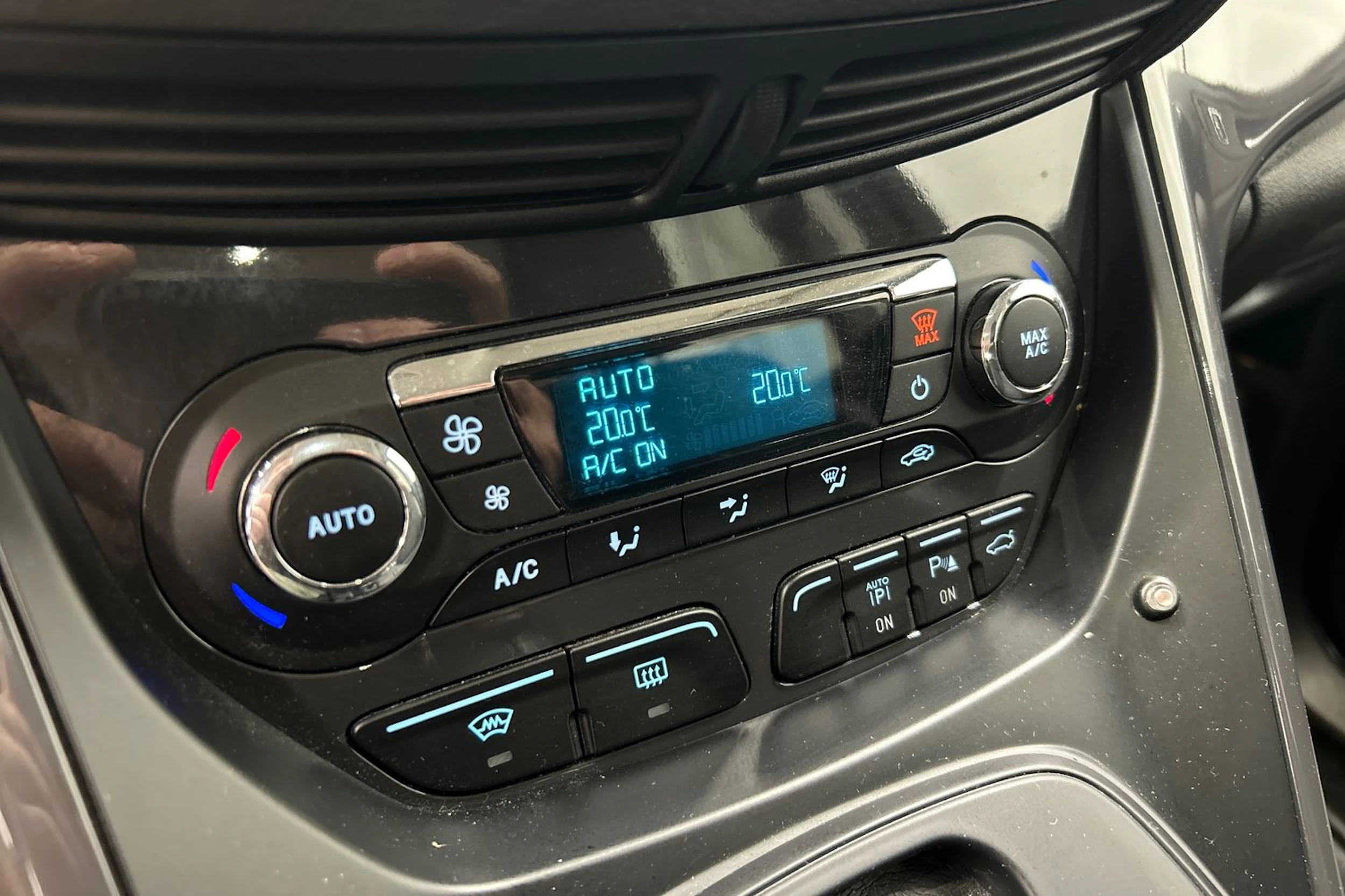 ruskea (beige) Ford Kuga 2013 kuva 24.