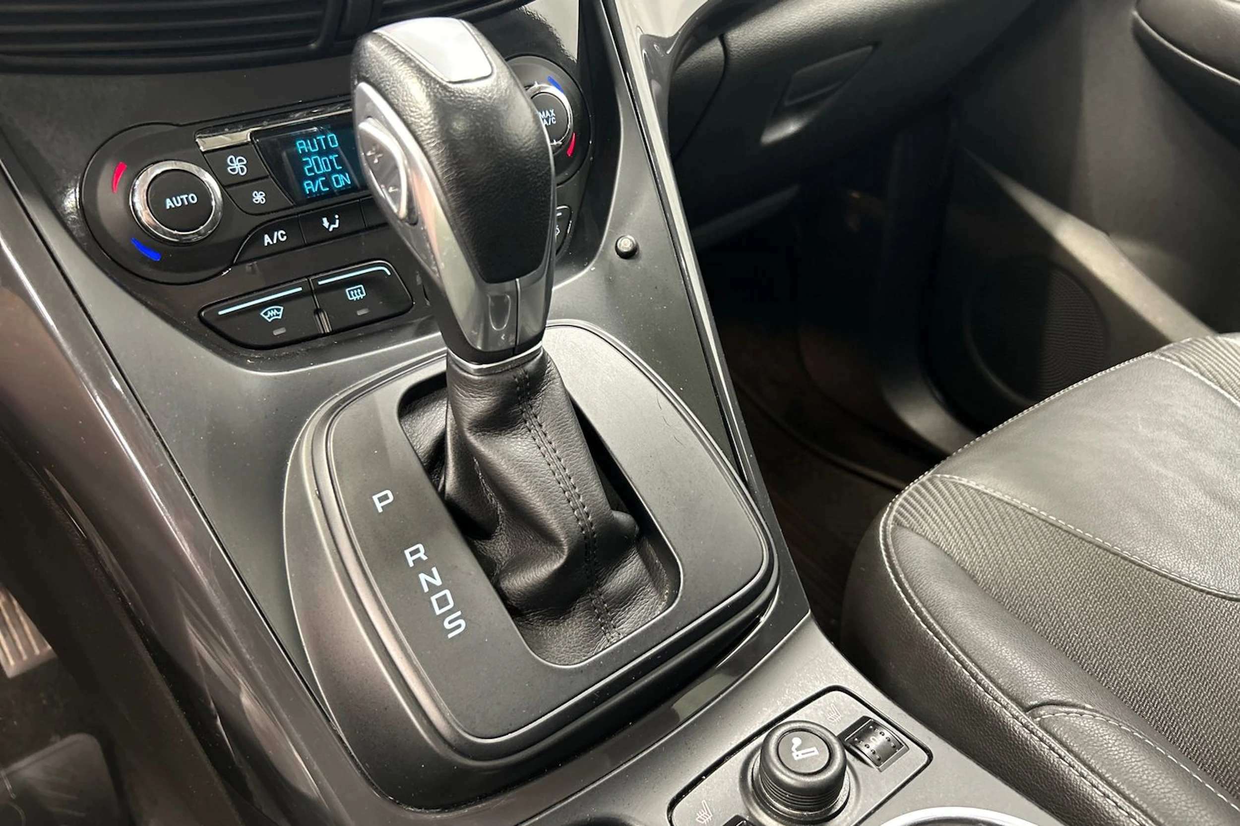 ruskea (beige) Ford Kuga 2013 kuva 25.