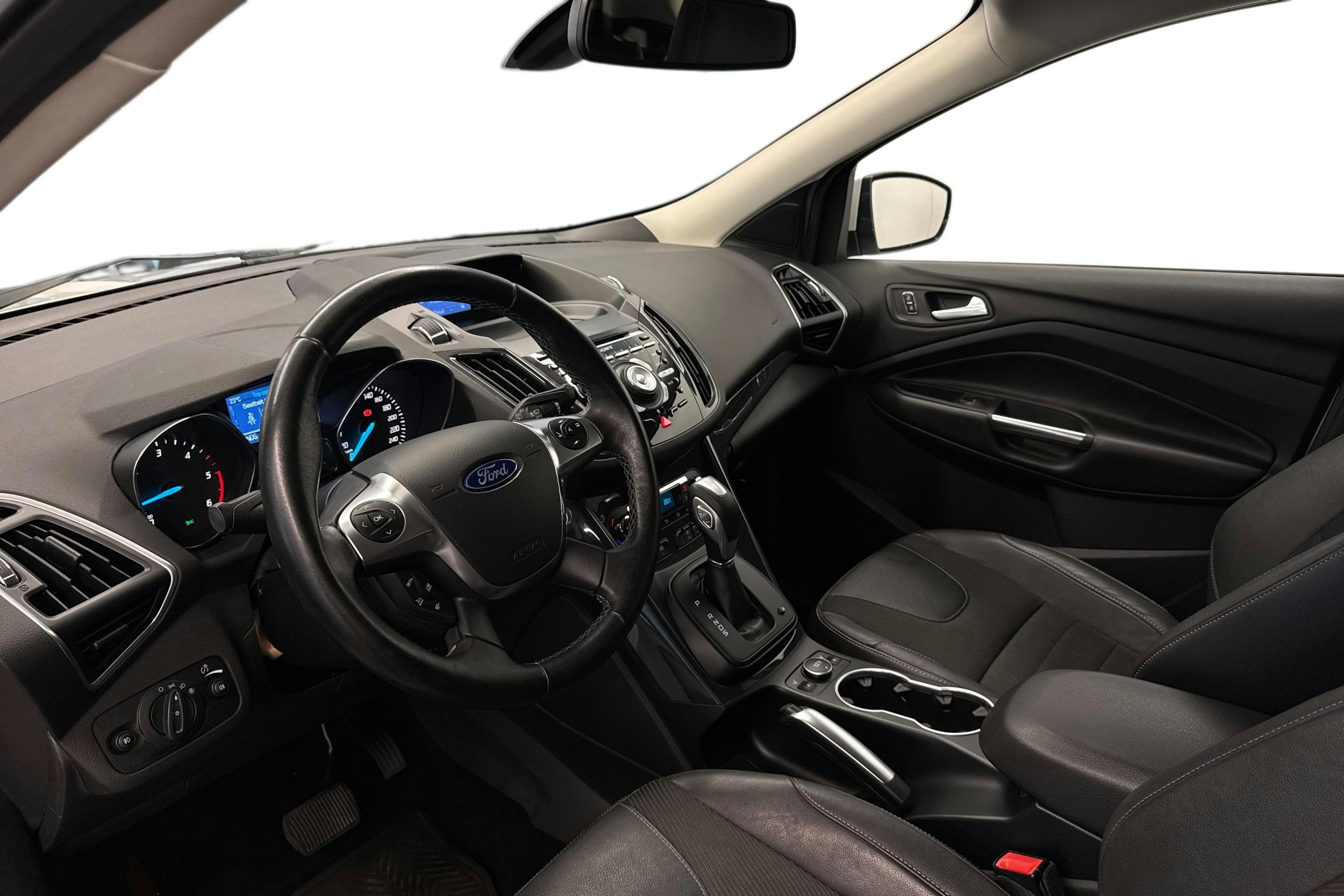 valkoinen Ford Kuga 2014 kuva 7.
