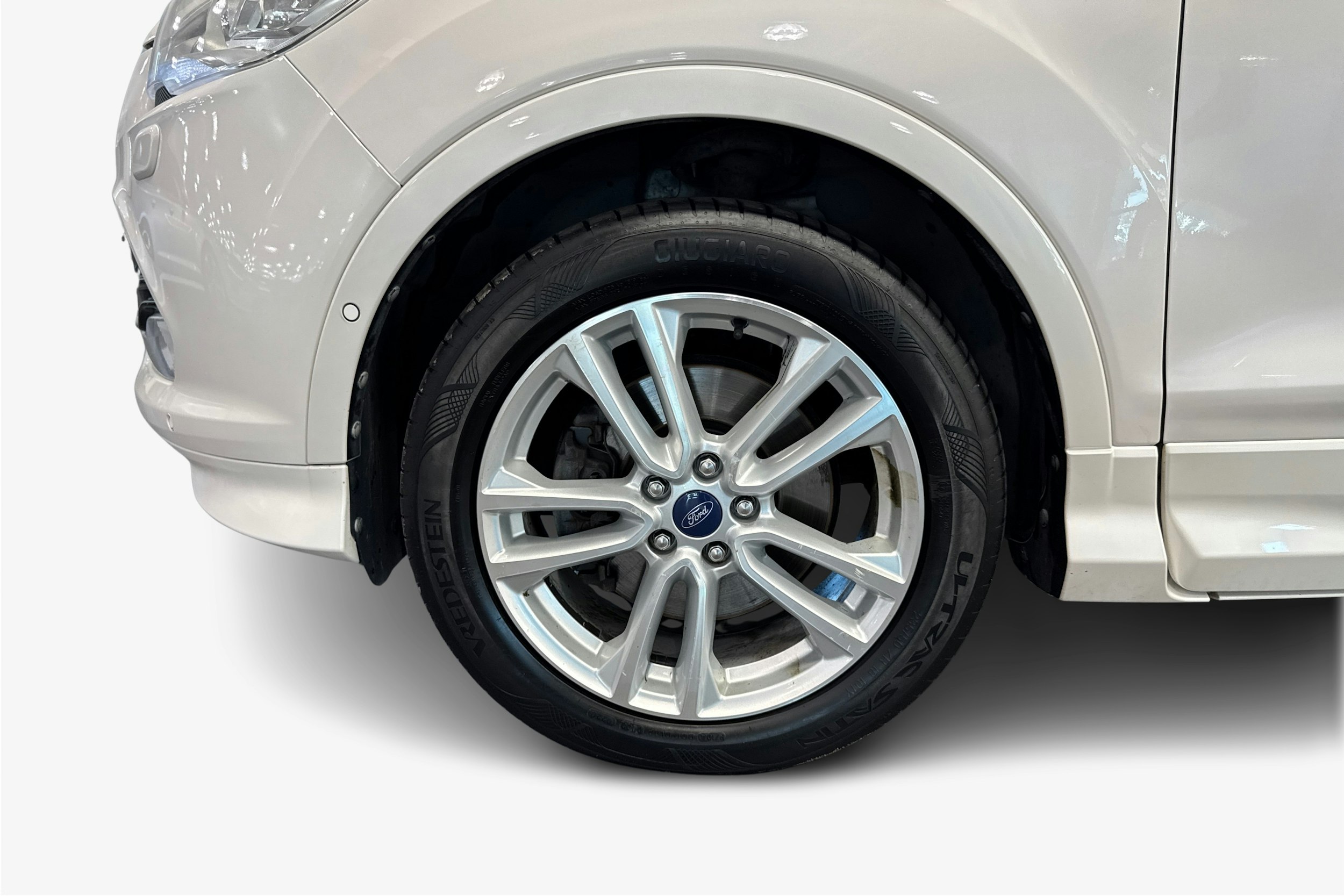 valkoinen Ford Kuga 2014 kuva 11.