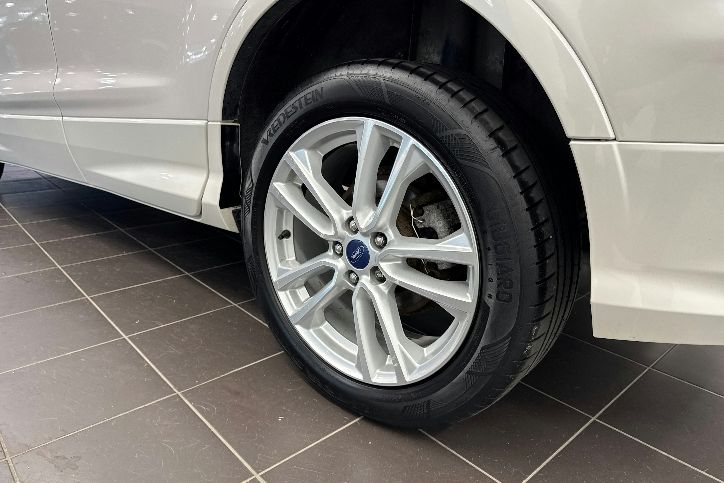 valkoinen Ford Kuga 2014 kuva 13.
