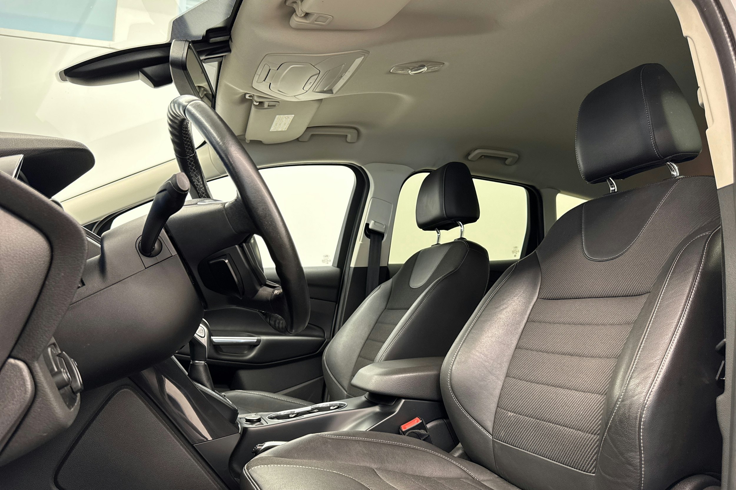 valkoinen Ford Kuga 2014 kuva 15.