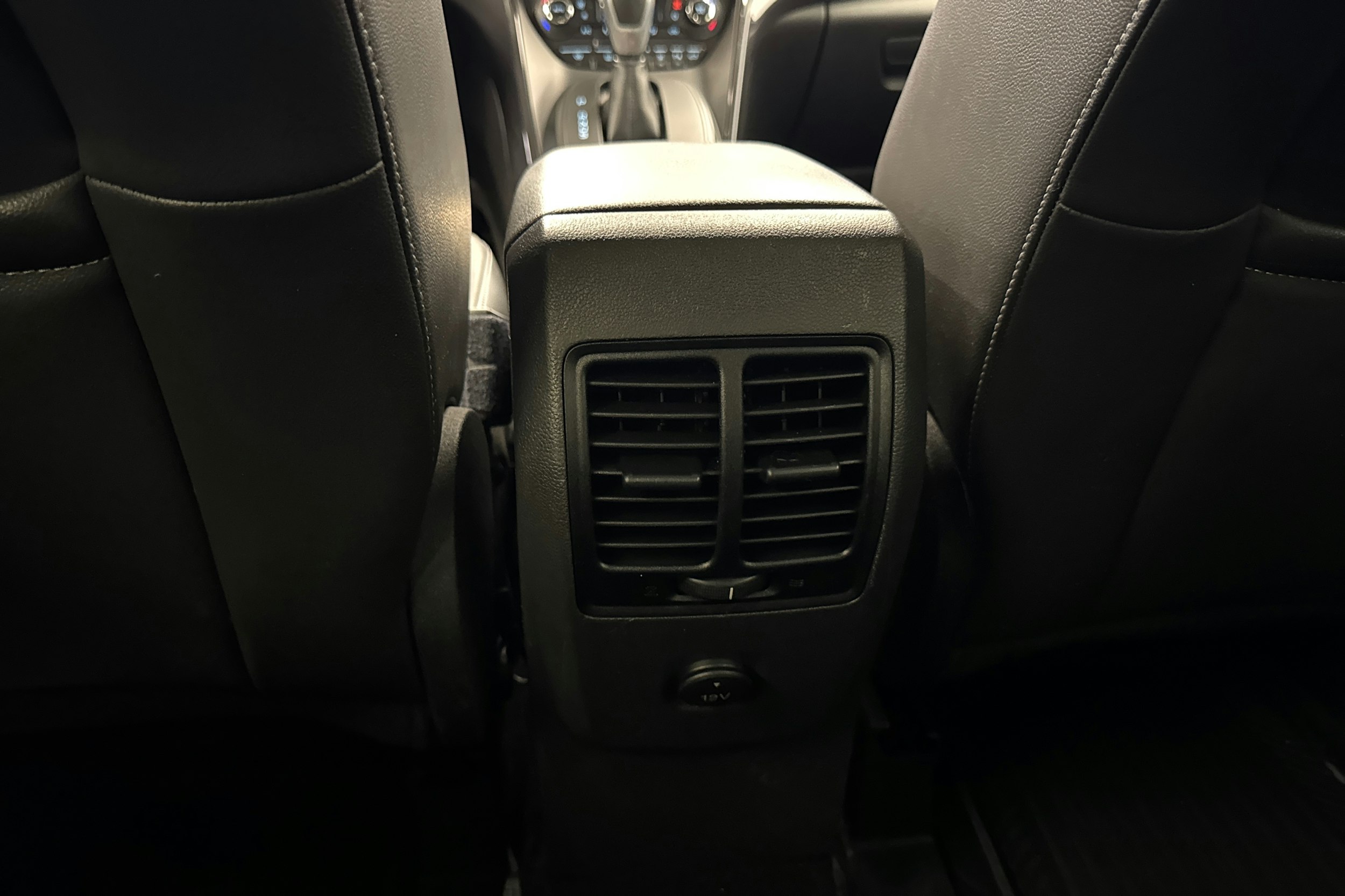 valkoinen Ford Kuga 2014 kuva 16.