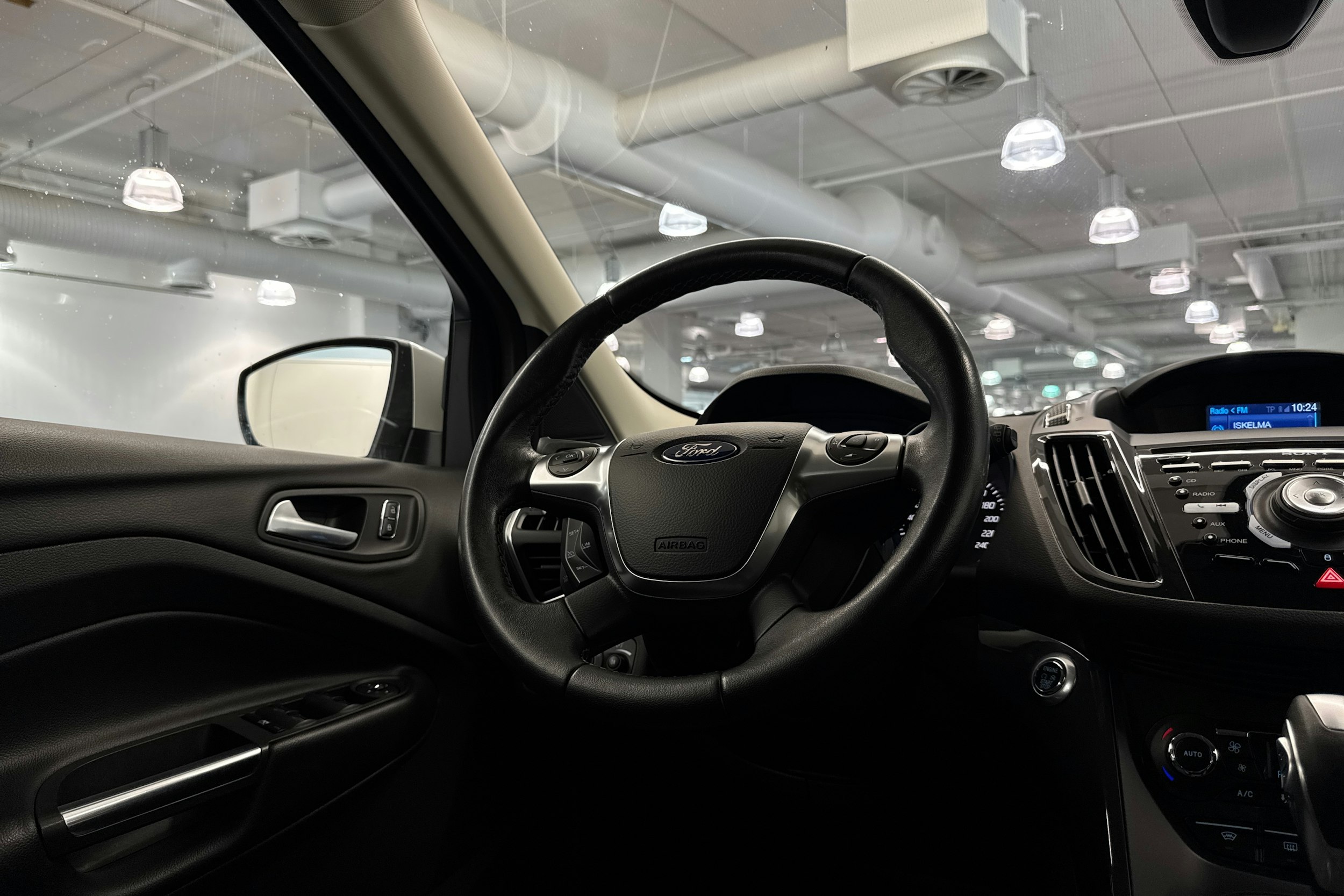 valkoinen Ford Kuga 2014 kuva 17.