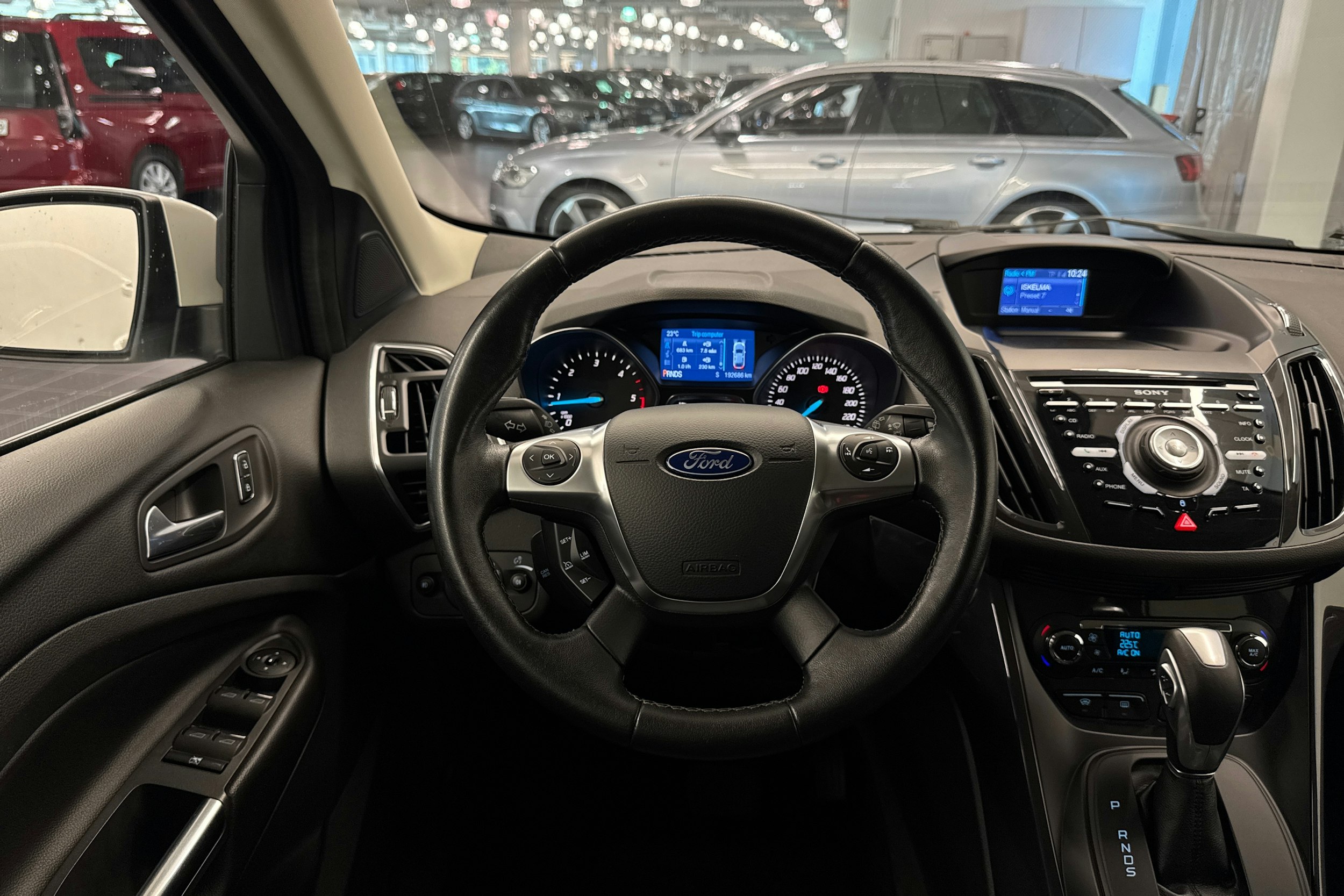 valkoinen Ford Kuga 2014 kuva 18.