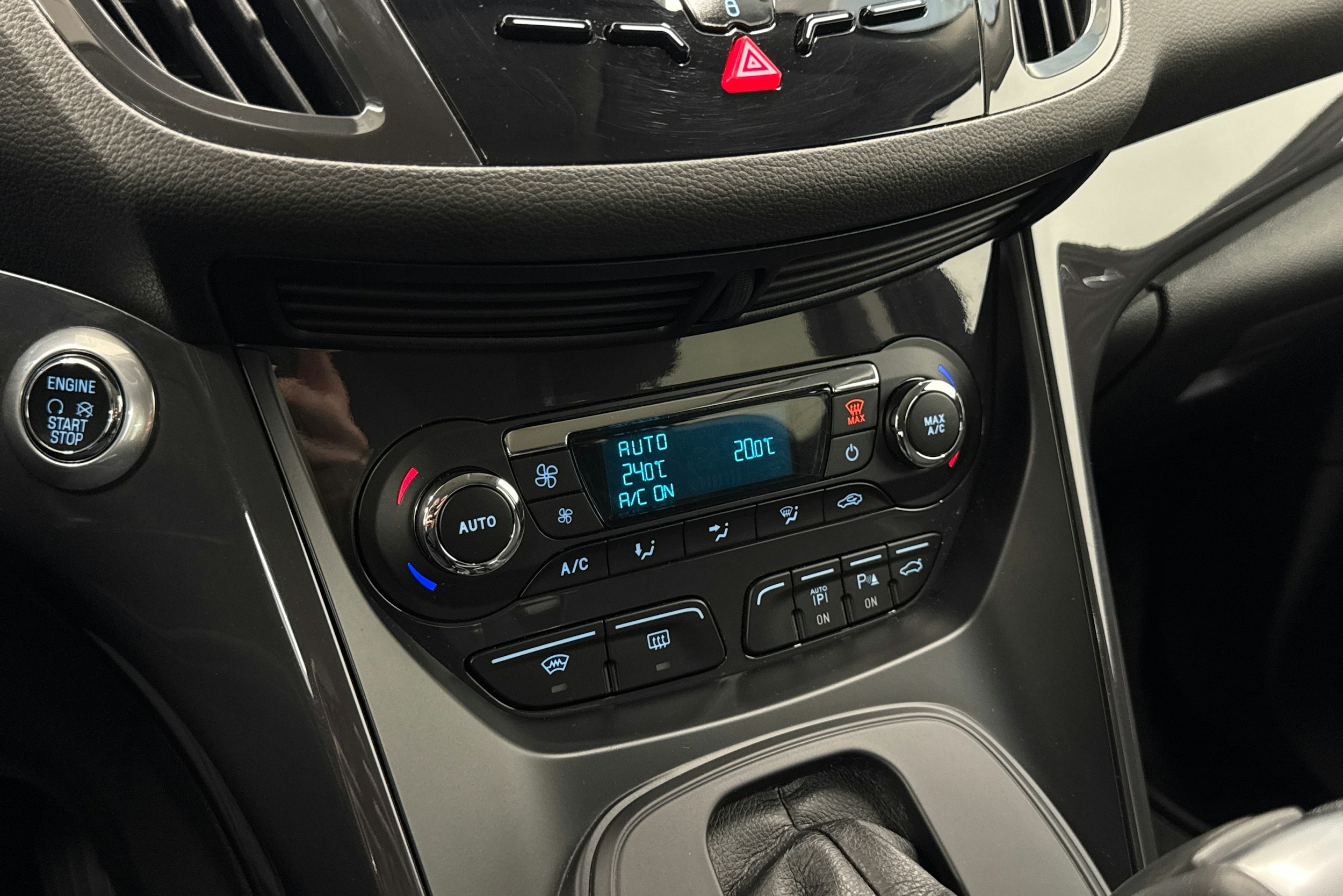 valkoinen Ford Kuga 2014 kuva 23.
