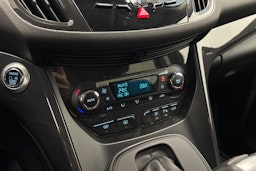 valkoinen Ford Kuga 2014 kuva 23.