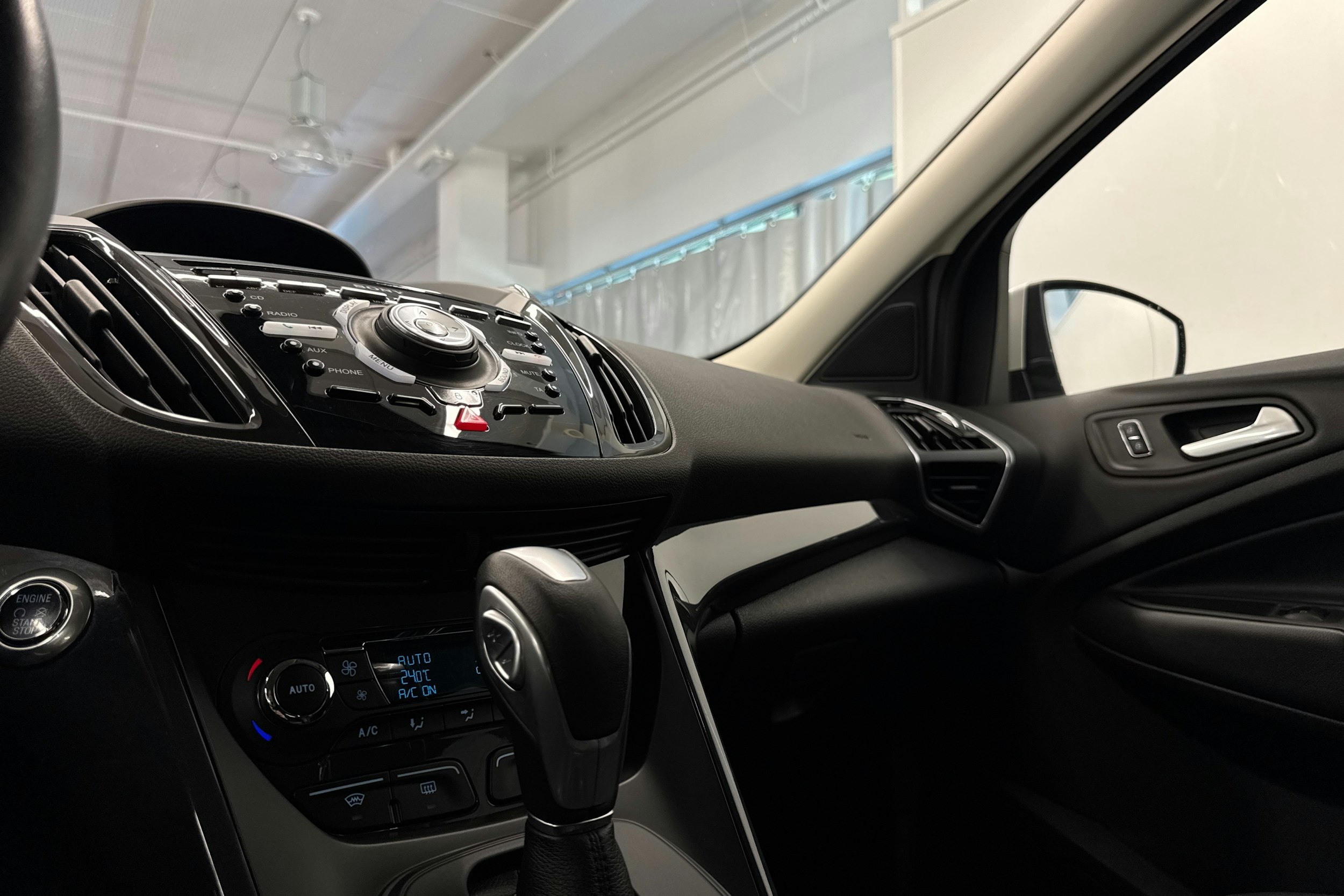 valkoinen Ford Kuga 2014 kuva 26.