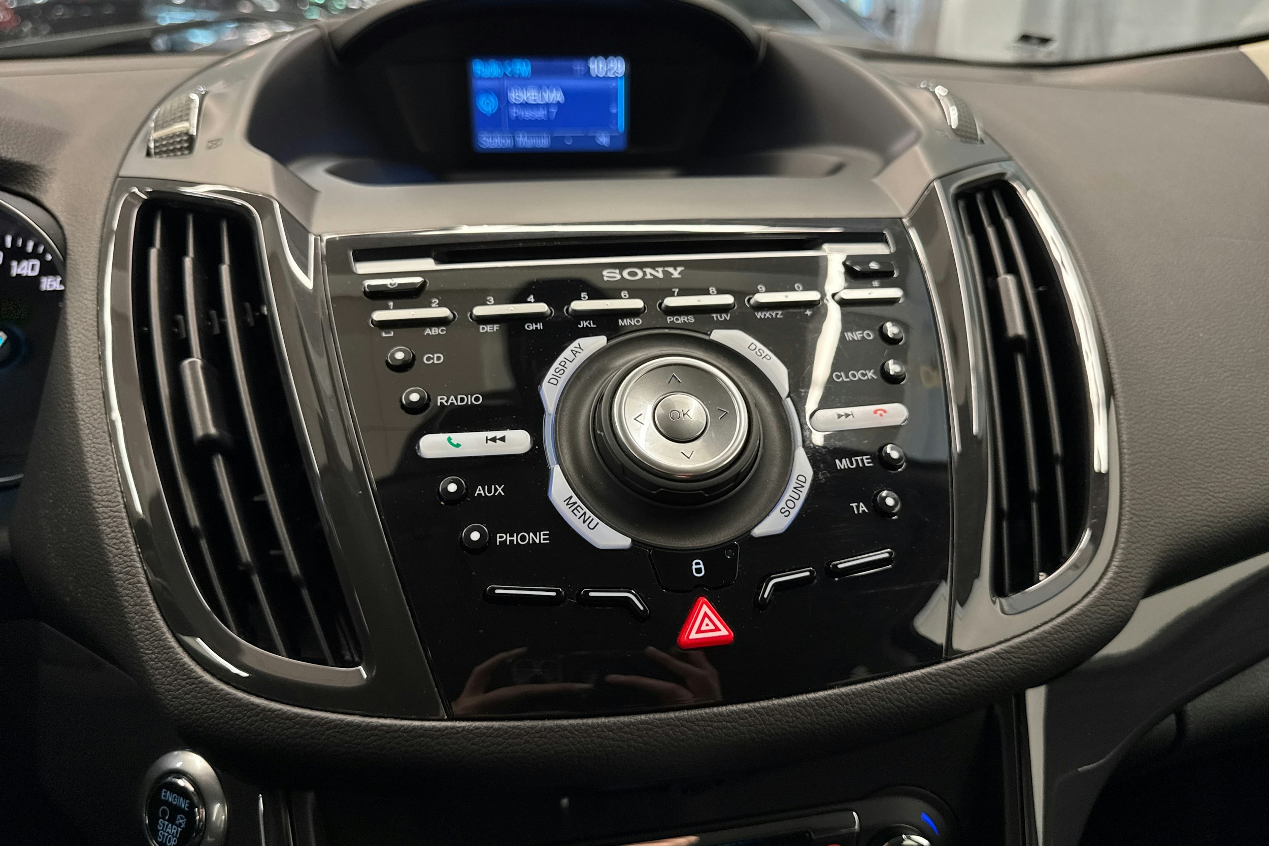 valkoinen Ford Kuga 2014 kuva 29.