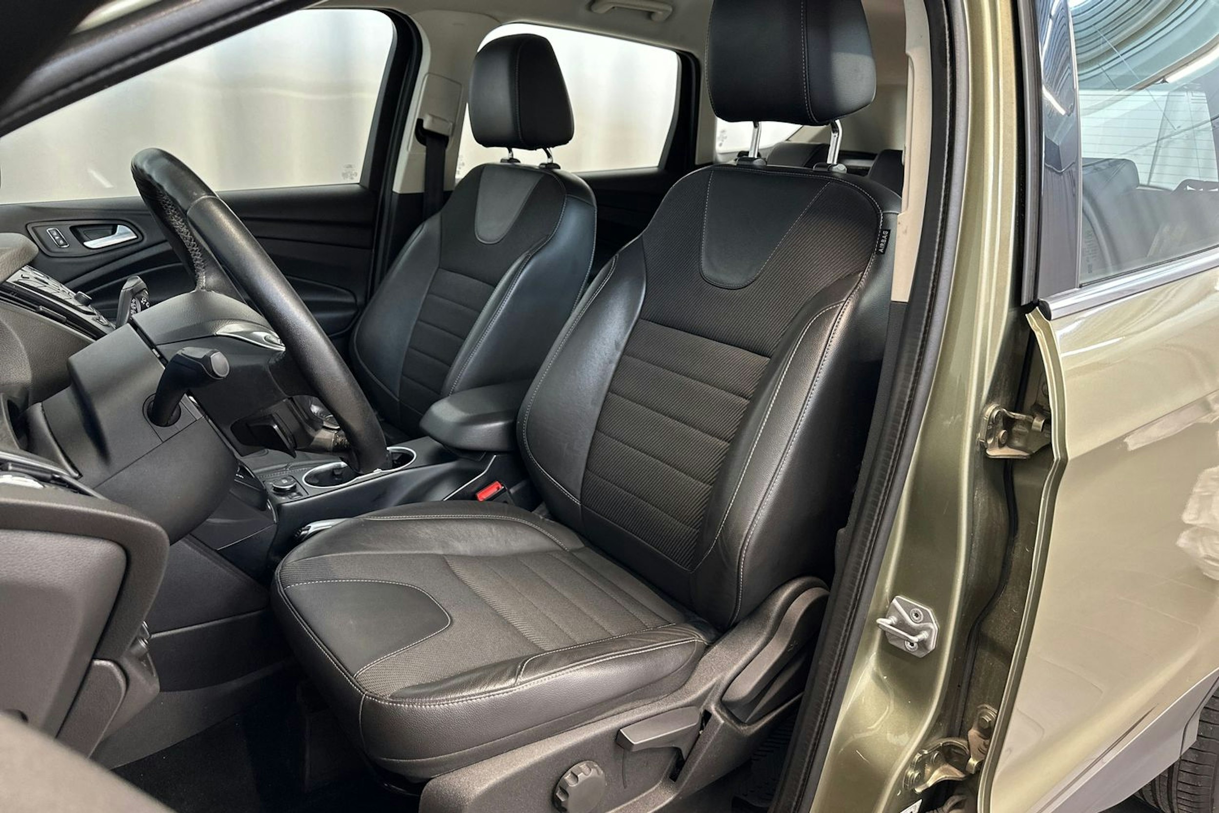 Vihreä Ford Kuga 2014 kuva 11.