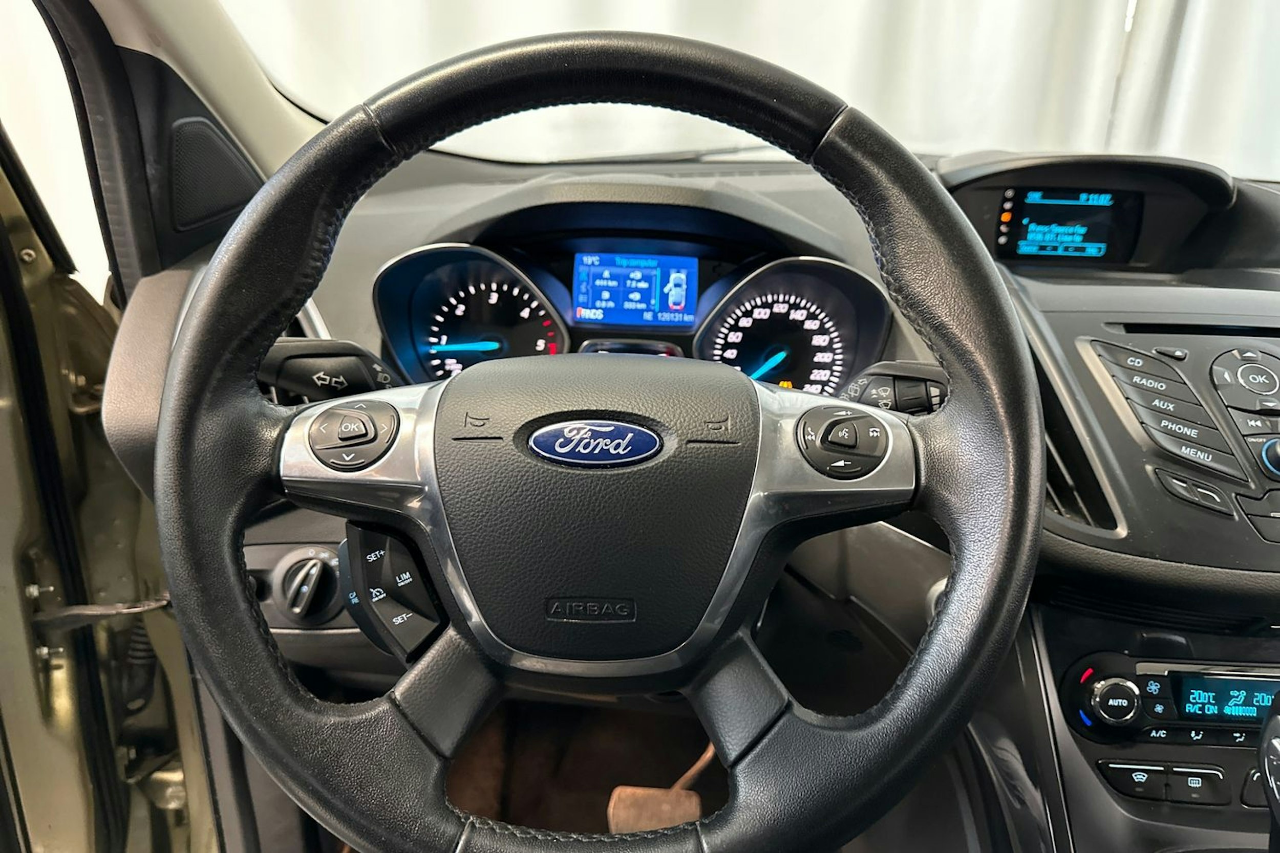 Vihreä Ford Kuga 2014 kuva 13.