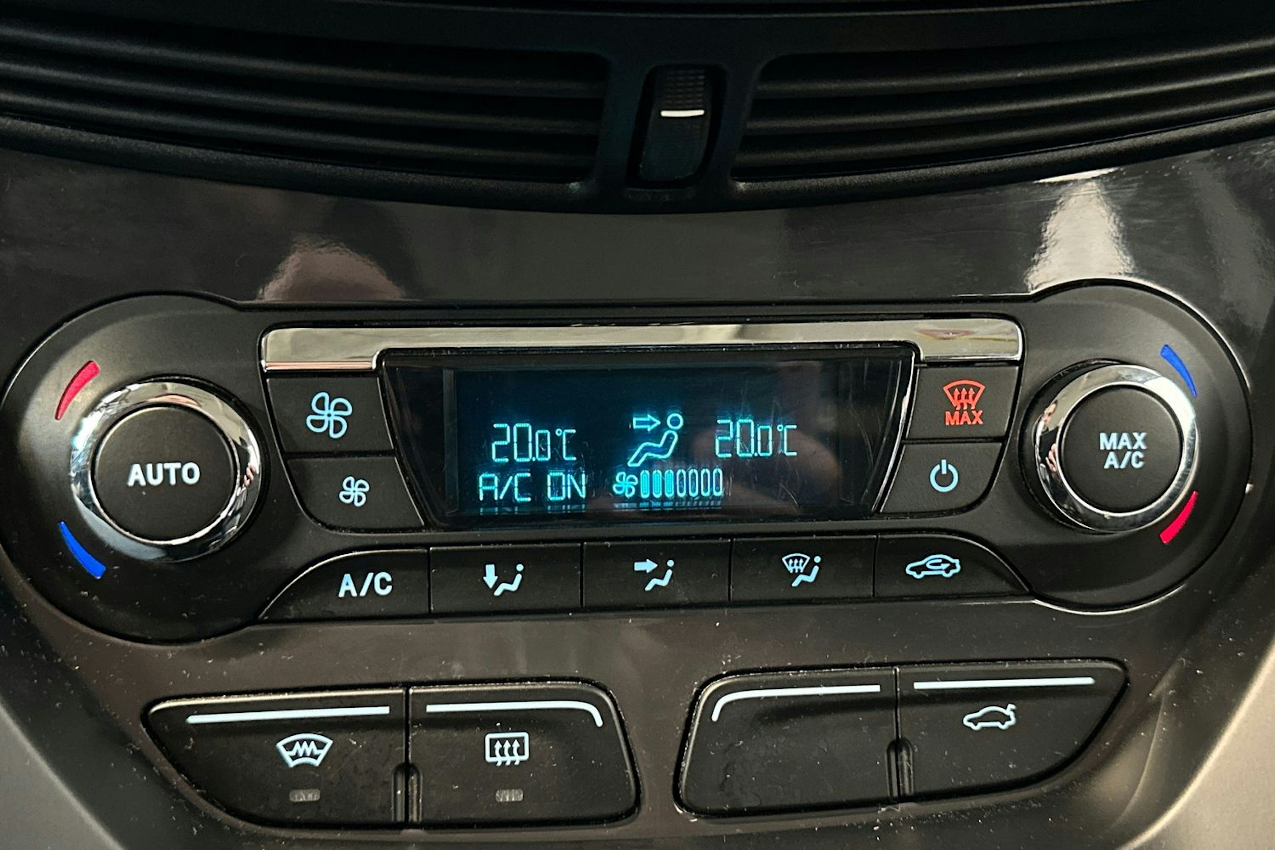 Vihreä Ford Kuga 2014 kuva 18.