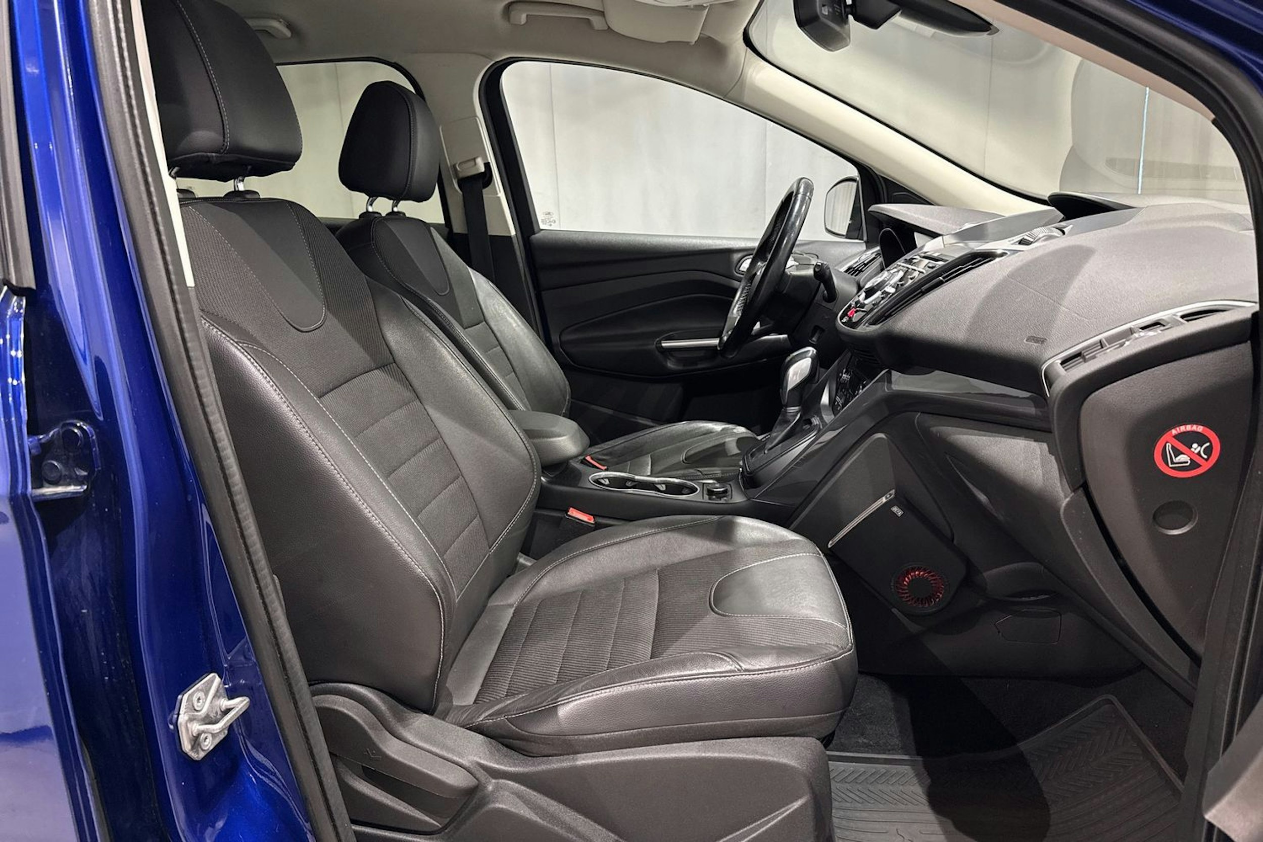 sininen Ford Kuga 2014 kuva 15.