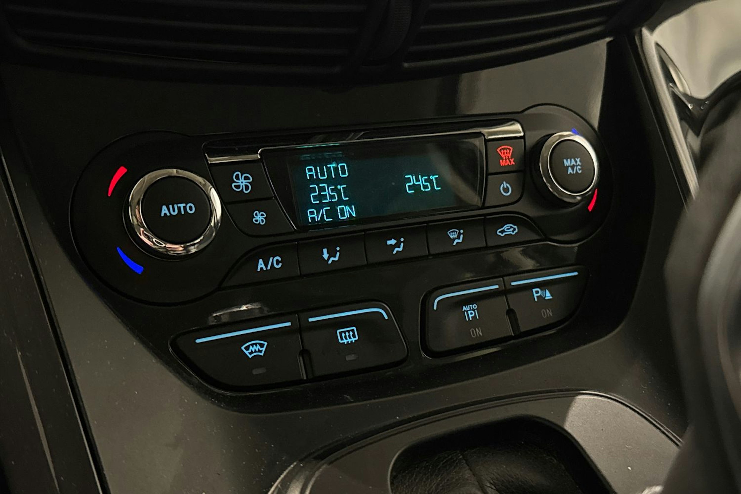 sininen Ford Kuga 2014 kuva 22.