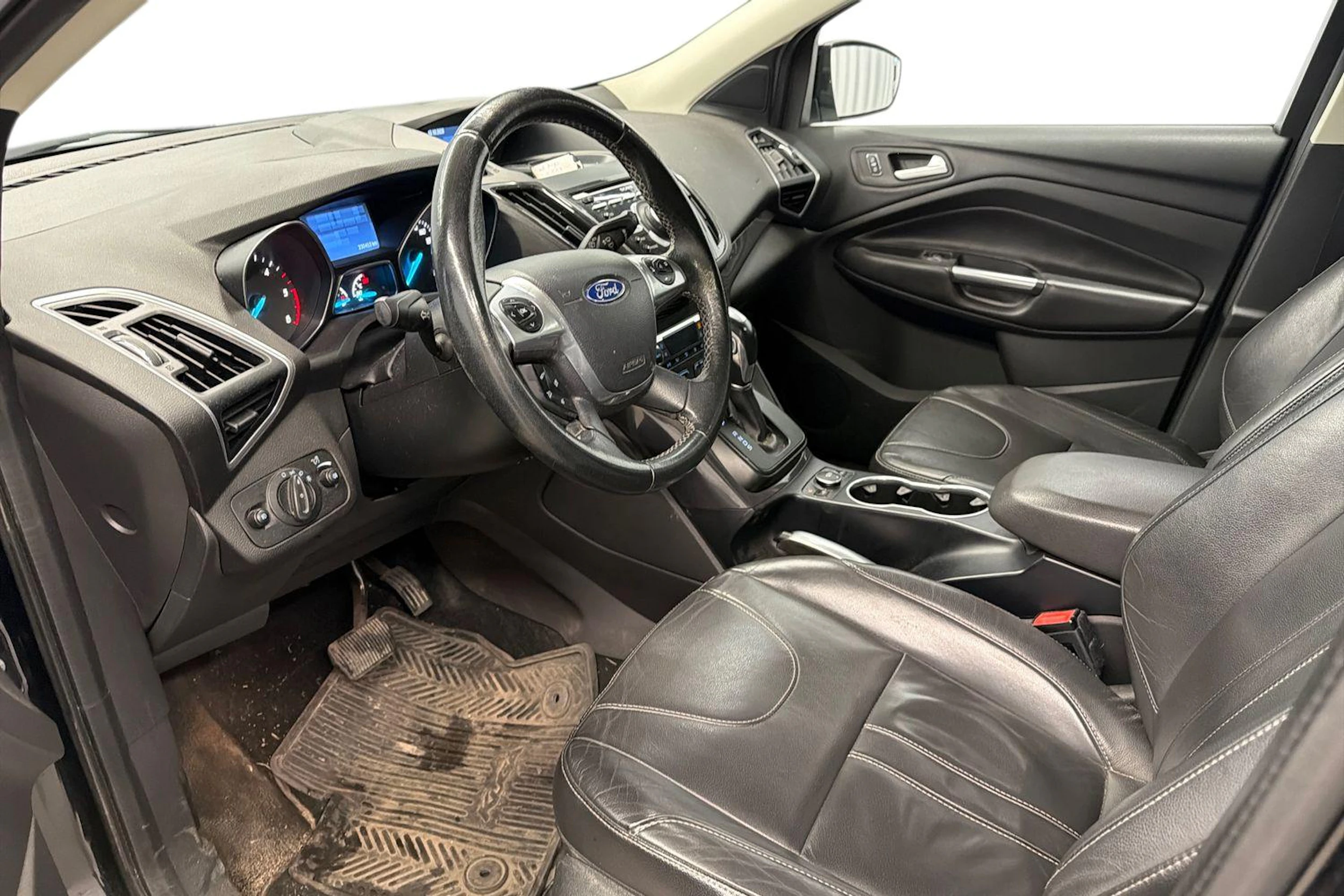 musta Ford Kuga 2014 kuva 6.