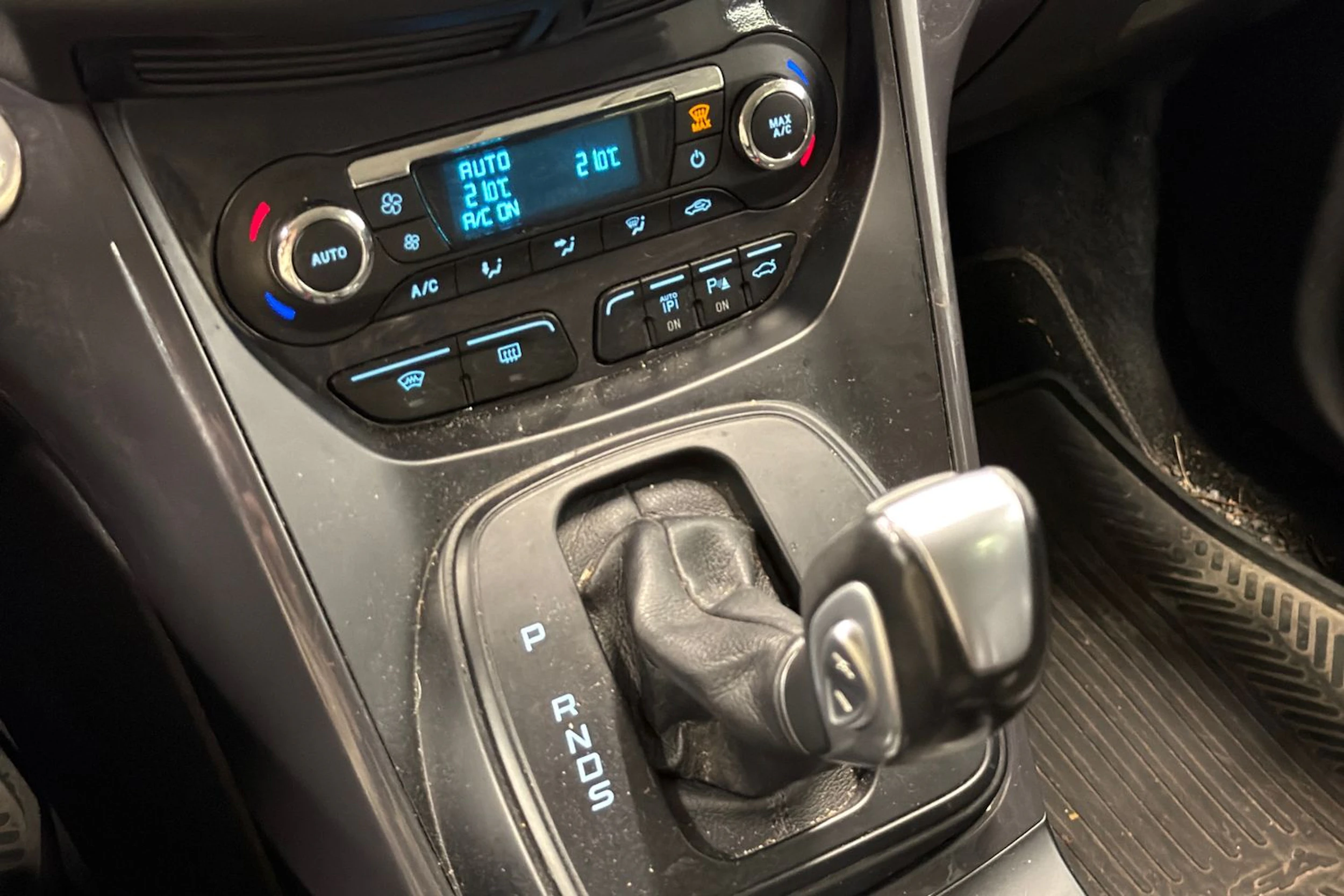 musta Ford Kuga 2014 kuva 10.