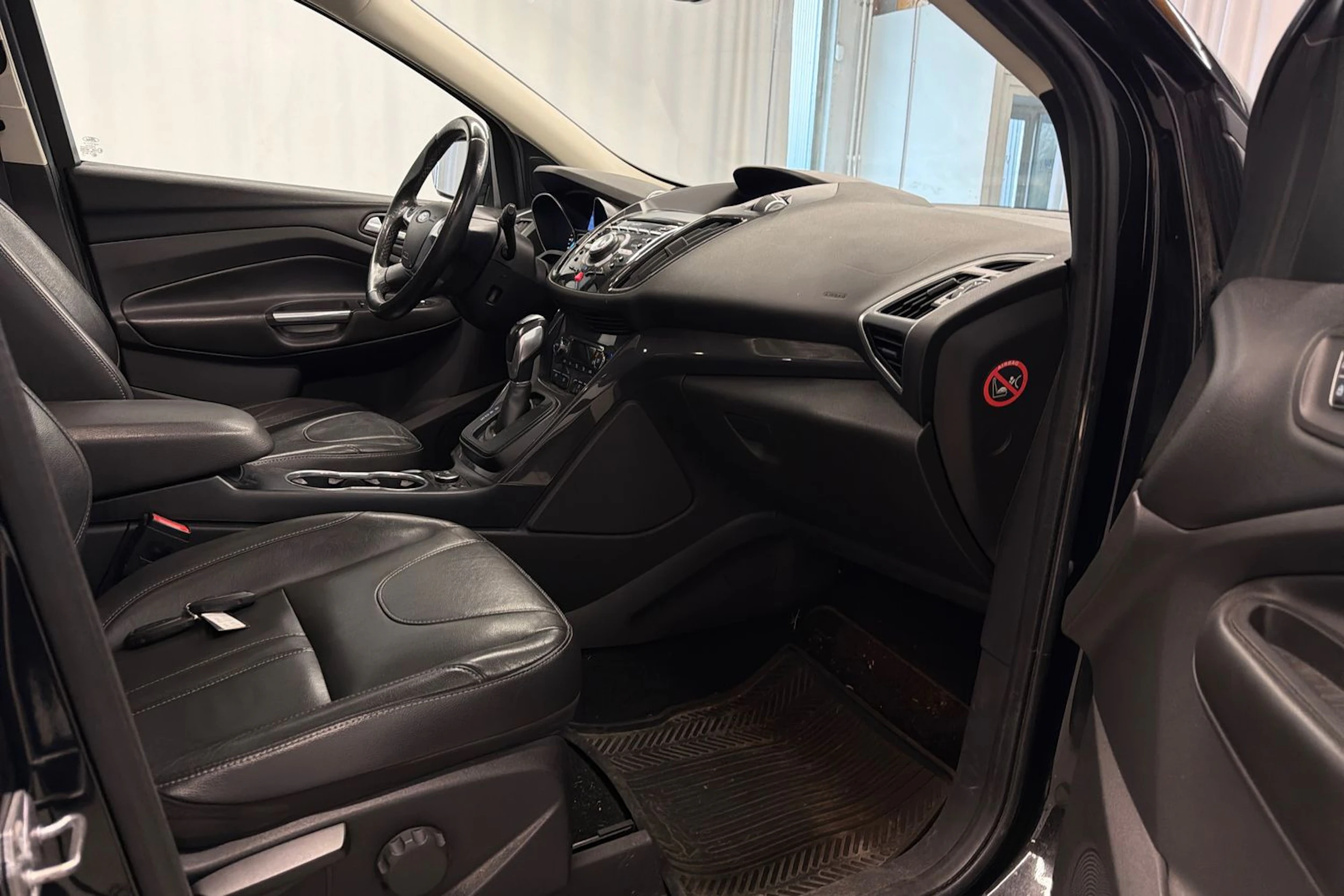 musta Ford Kuga 2014 kuva 16.