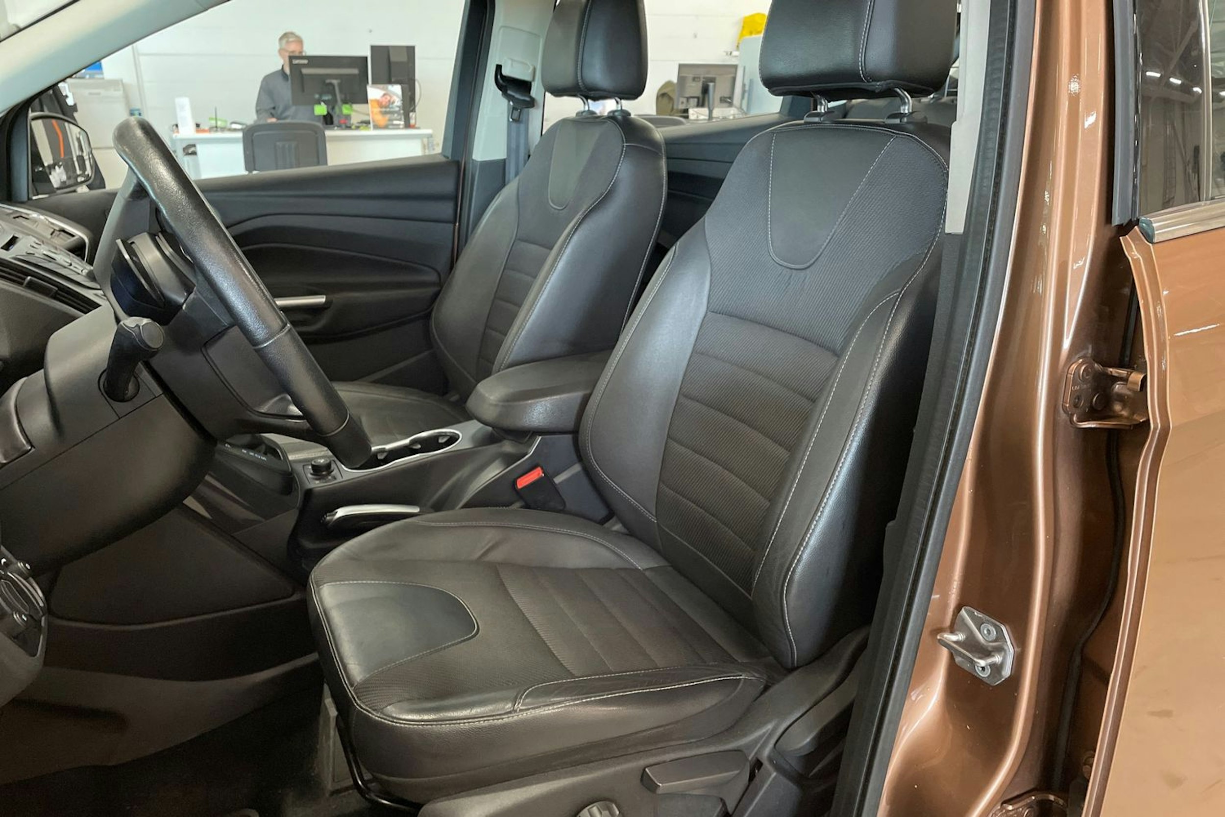 ruskea (beige) Ford Kuga 2014 kuva 14.